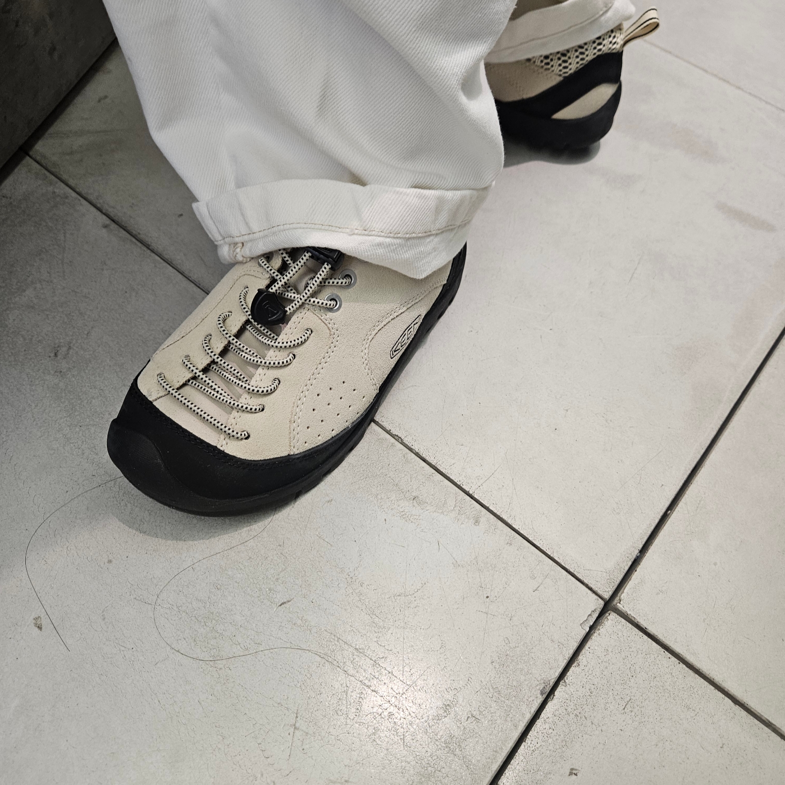 (W) Keen Jasper Rocks SP Sneaker Birch Black, Onitsuka Tiger Mexico 66 Vintage White Black 착용 스타일 - 2