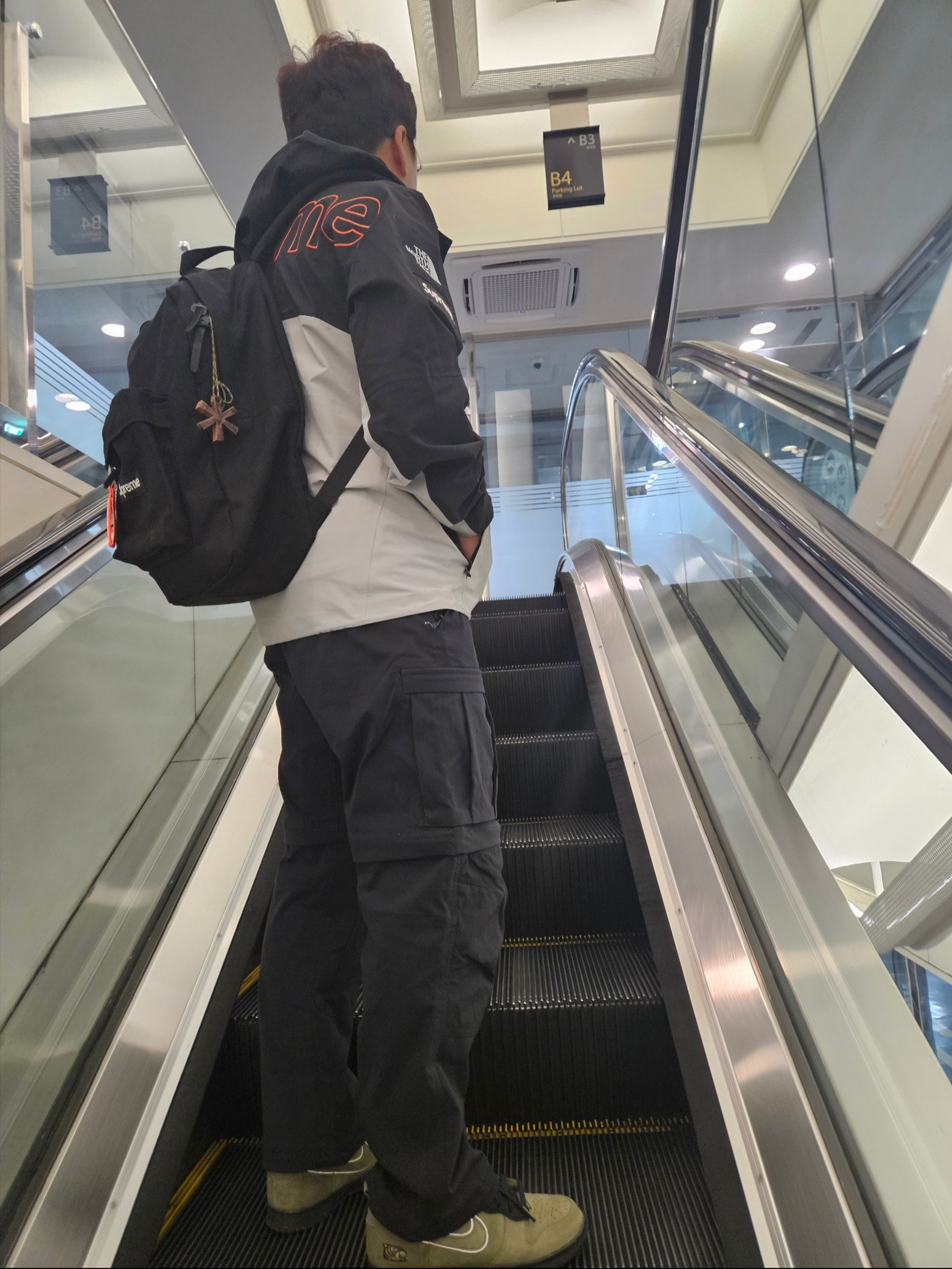 Supreme x The North Face Taped Seam Shell Jacket Grey - 22FW, Supreme Canvas Backpack Black 착용 스타일
