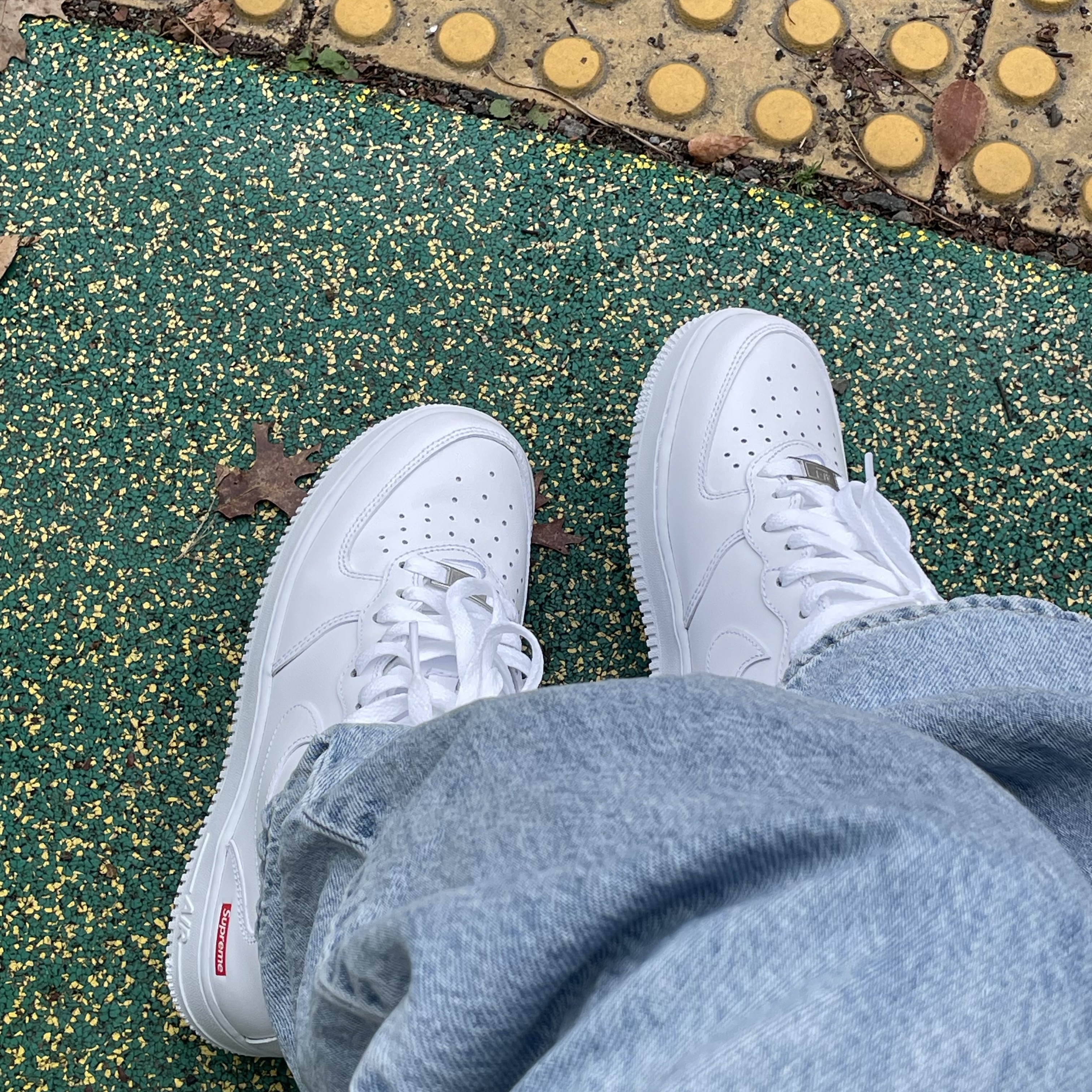 Nike x Supreme Air Force 1 Mid White 착용 스타일