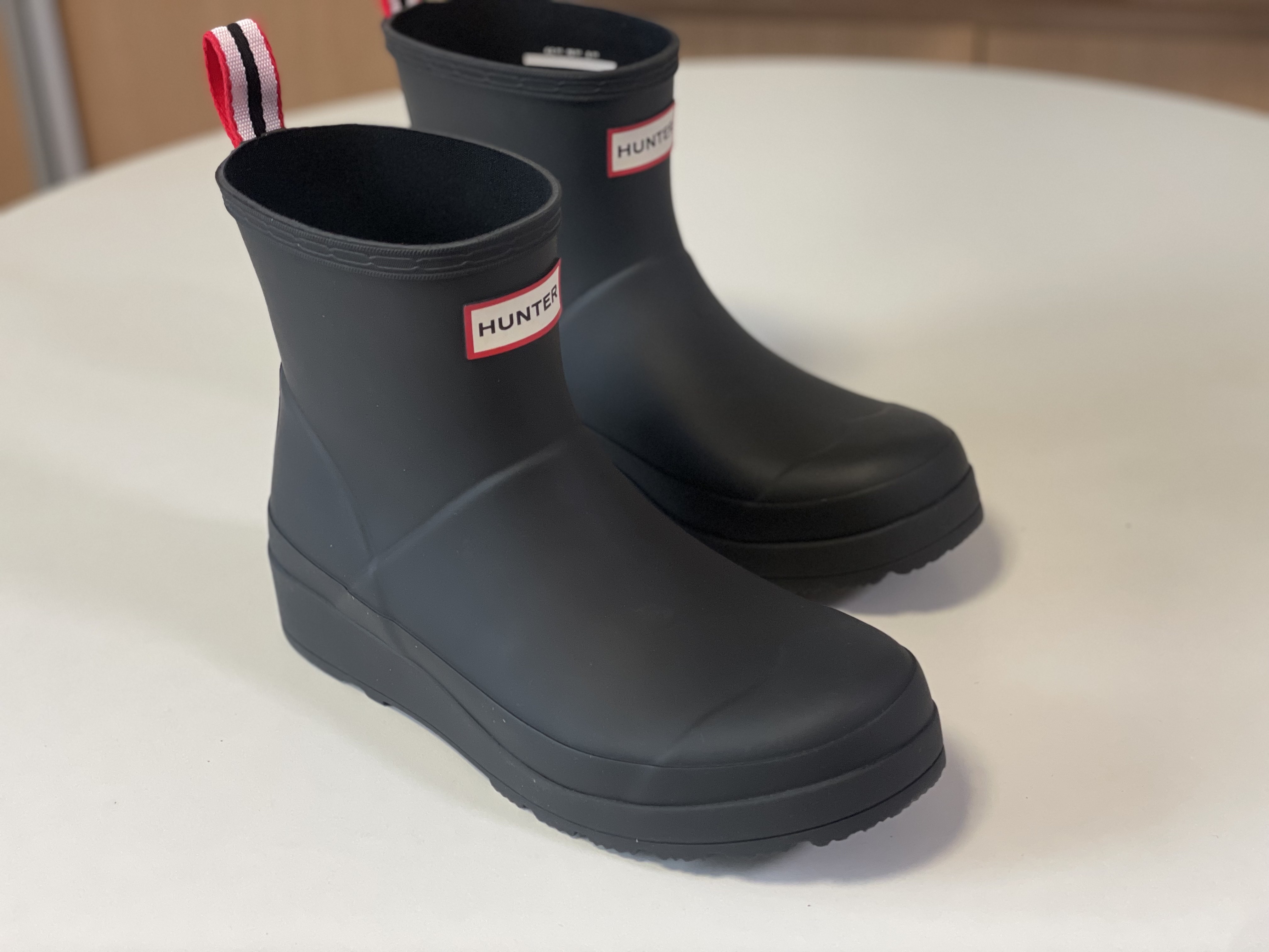 (W) Hunter Play Short Rain Boots Black 착용 스타일 - 2