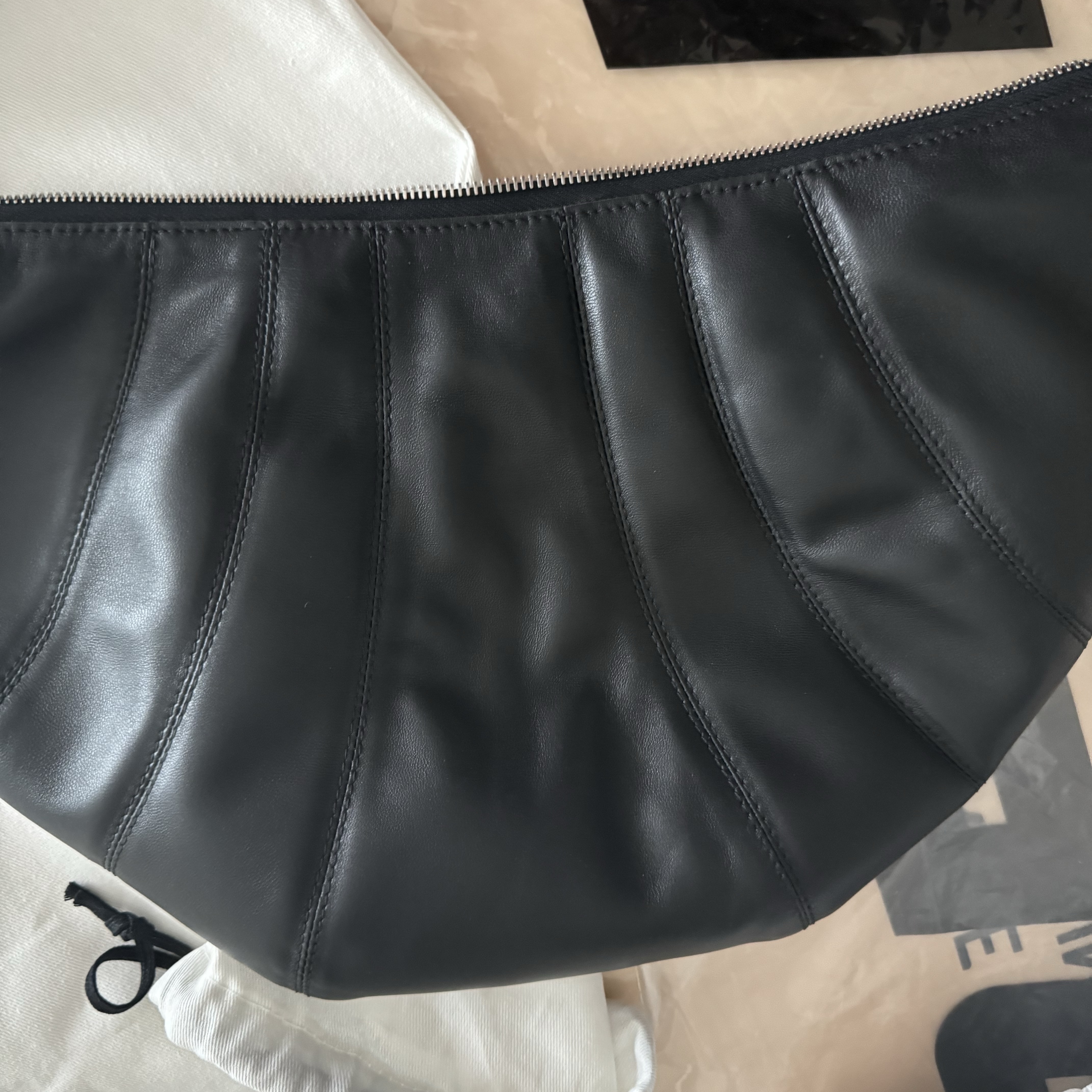 Lemaire Medium Croissant Bag Soft Nappa Leather Black 착용 스타일