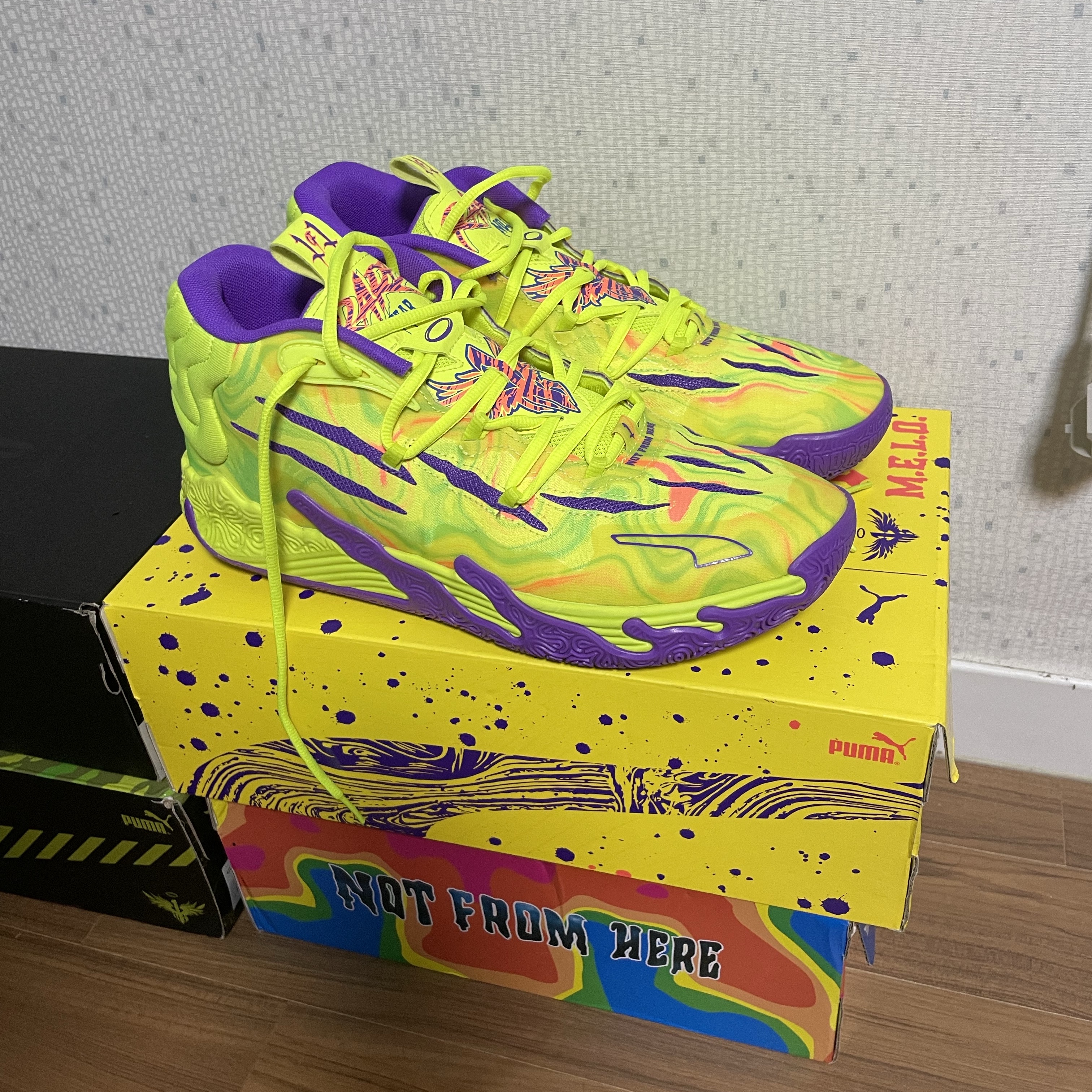 Puma MB.03 Lamelo Ball Safety Yellow Purple Glimmer 착용 스타일 - 1