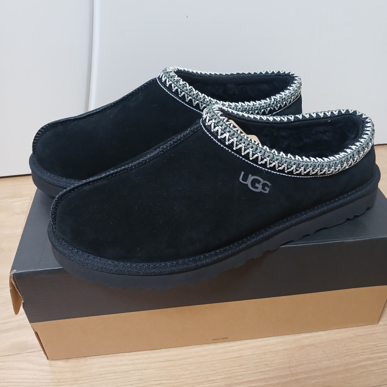 UGG Tasman Black 착용 스타일