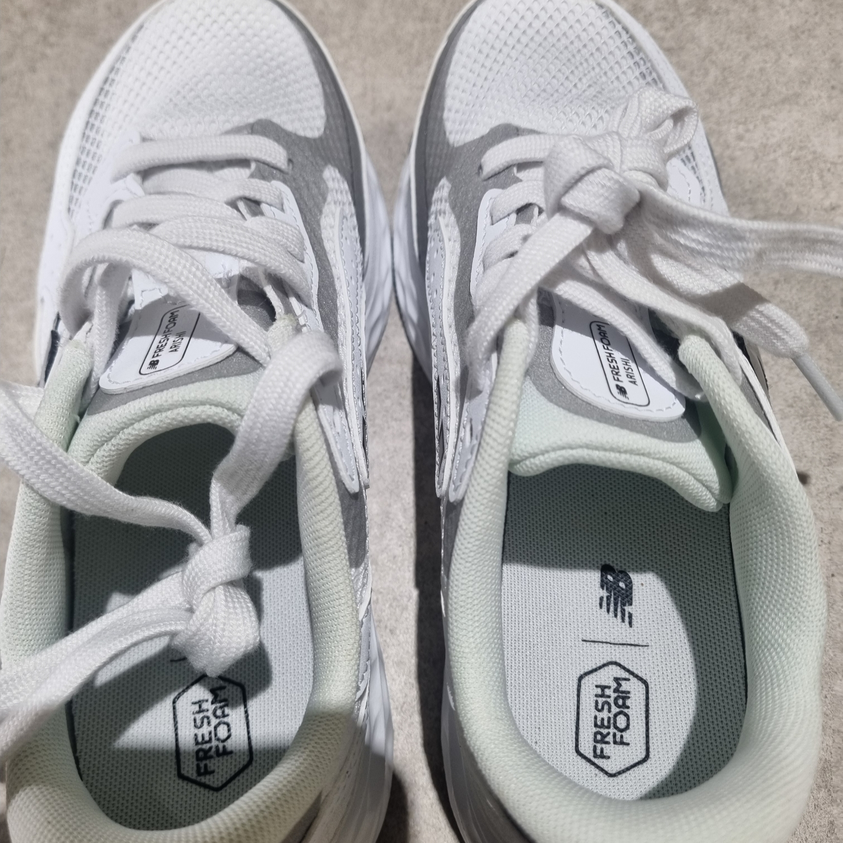 (W) New Balance Fresh Foam Arishi v4 White Silver metallic - D Wide 착용 스타일 - 2