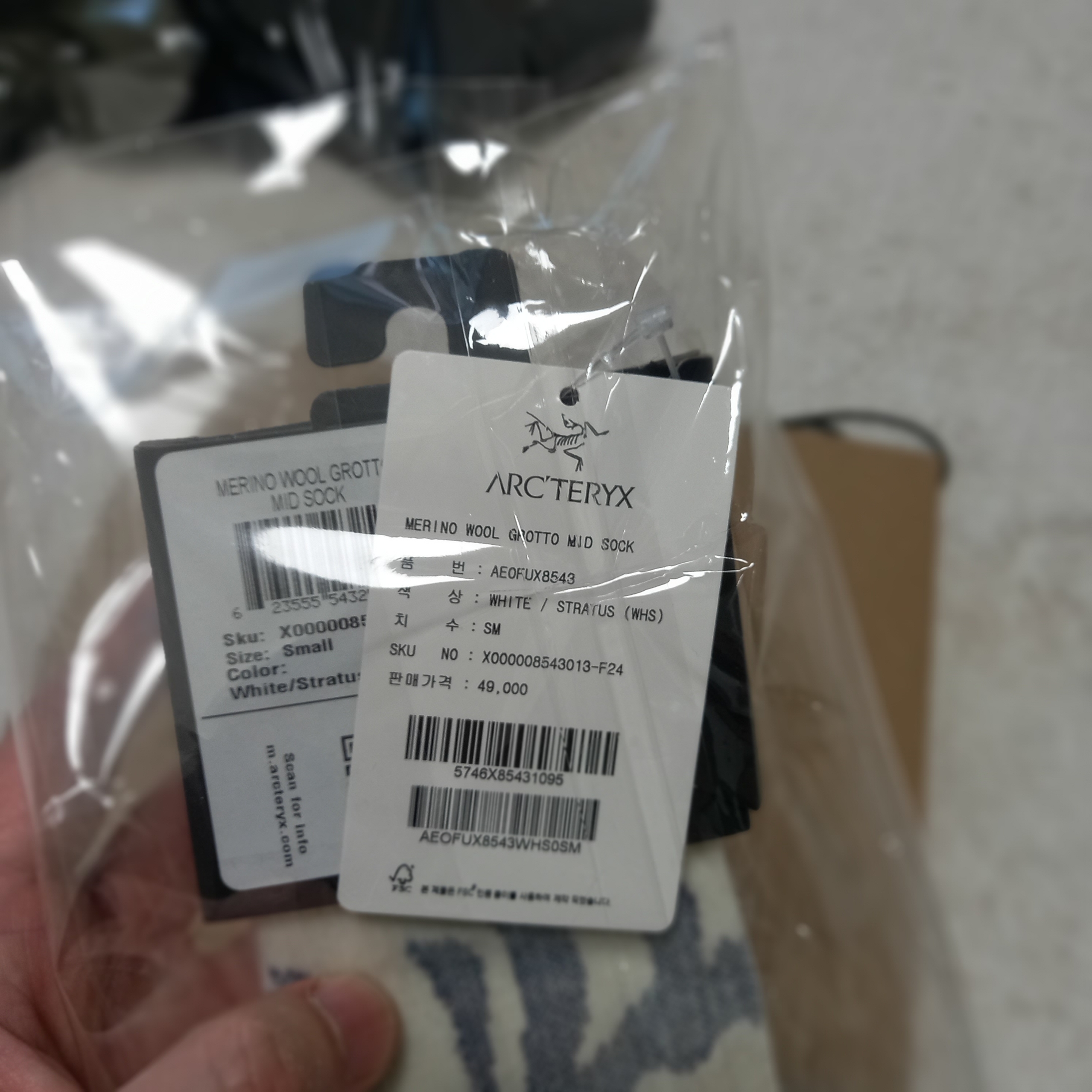 Arc'teryx Merino Wool Grotto Mid Sock White Stratus 착용 스타일 - 4