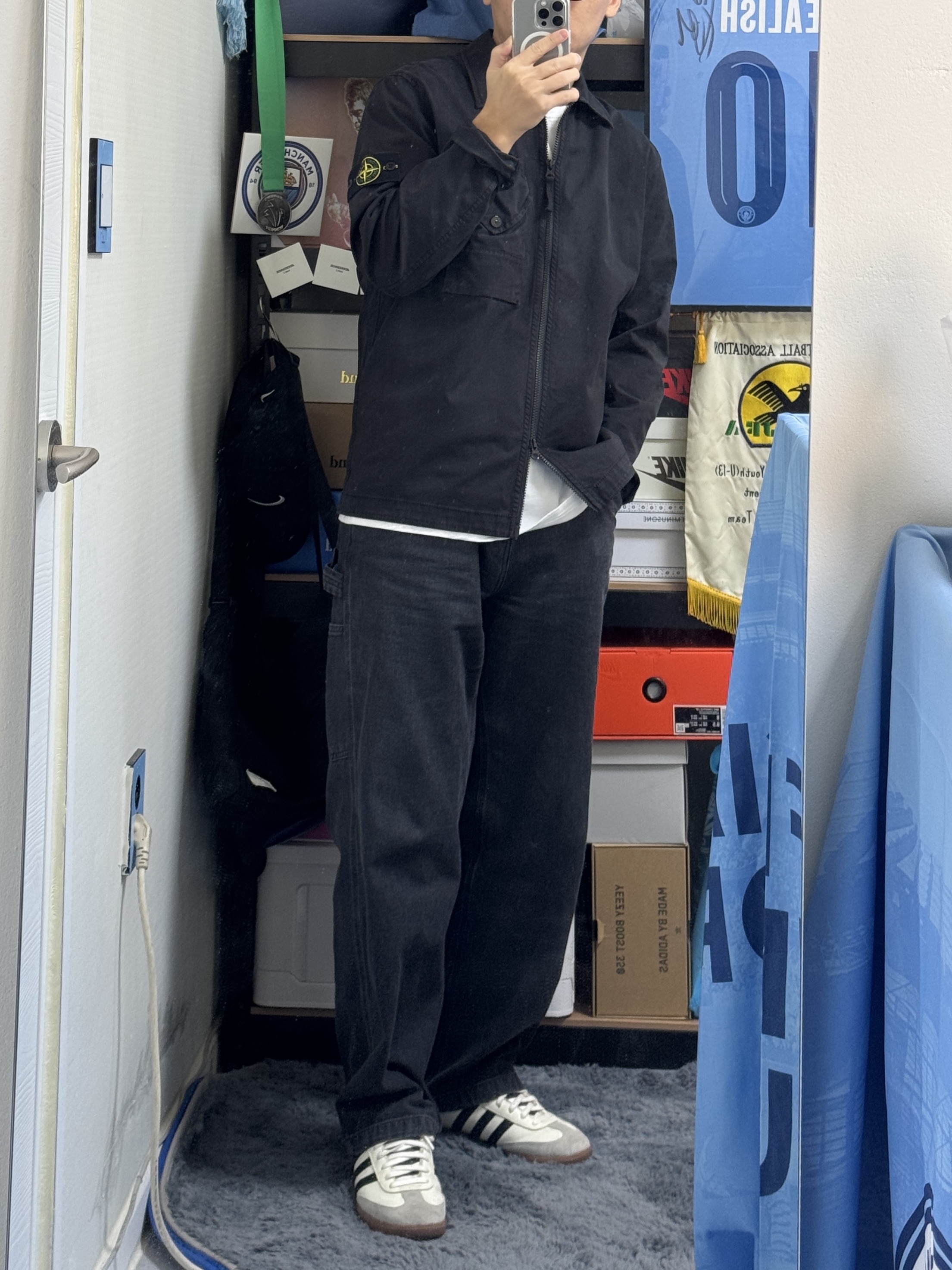 Stone Island 11010 Stretch Cotton Gabardine Overshirt Black - 23FW, Adidas x JJJJound Samba OG Off White Core Black 착용 스타일 - 1