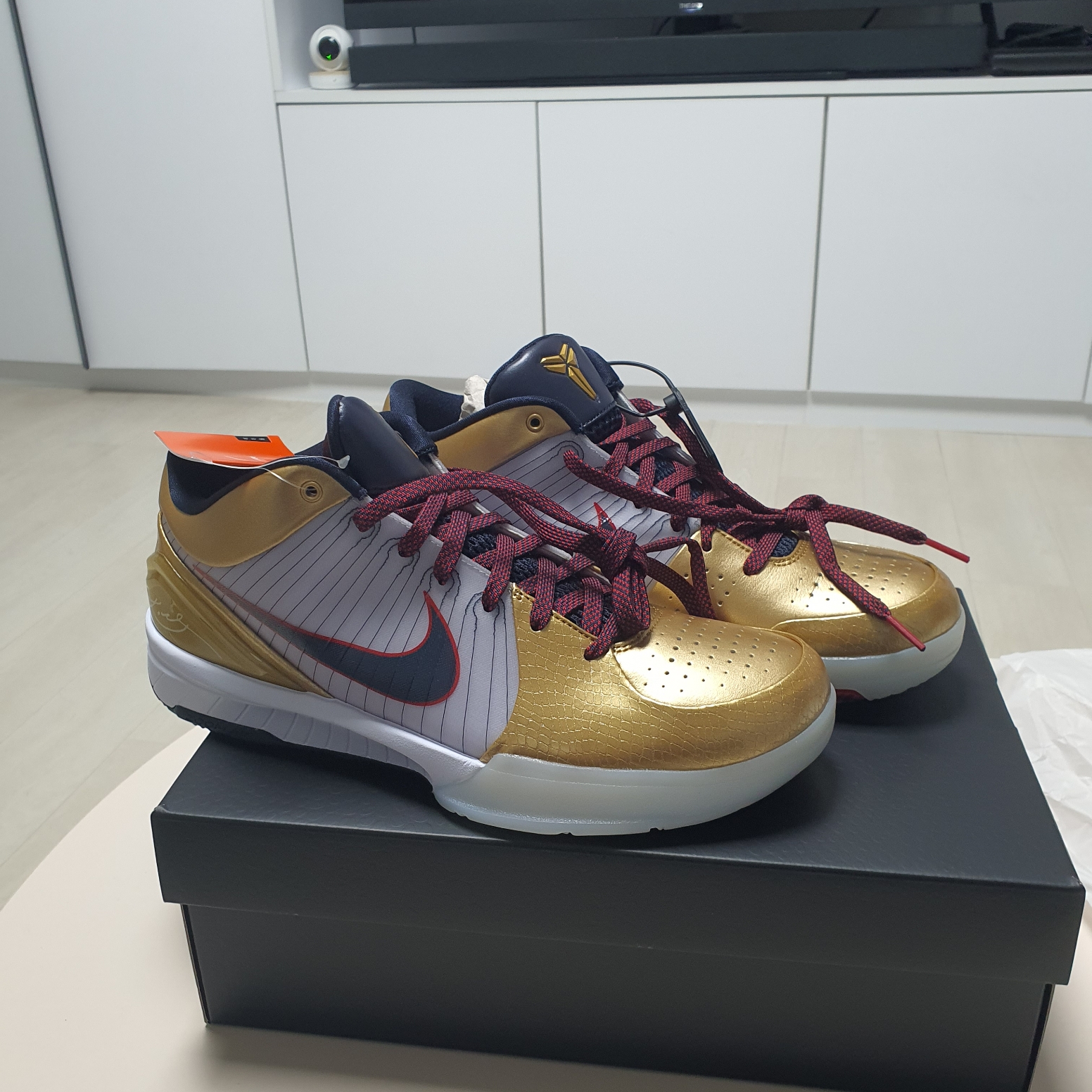 Nike Kobe 4 Protro Metallic Gold and Dark Obsidian 착용 스타일