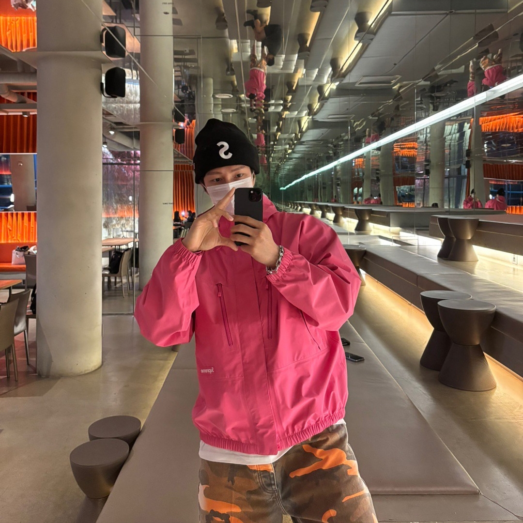 Supreme Gore-Tex Taped Seam Shell Jacket Pink - 24FW, Stussy Spray Dye Big OL' Shorts Orange Camo 착용 스타일