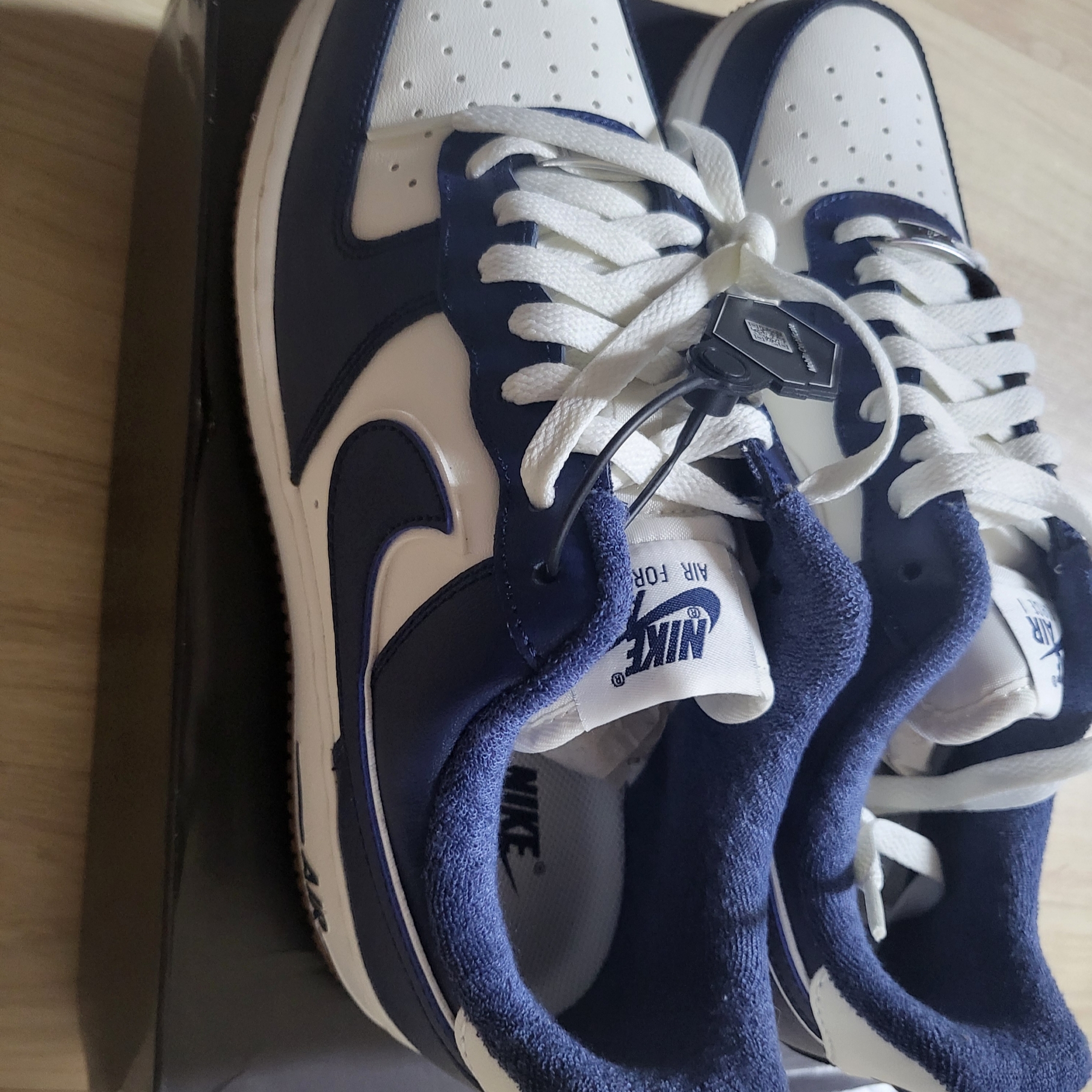Nike Air Force 1 '07 LV8 Midnight Navy 착용 스타일 - 2
