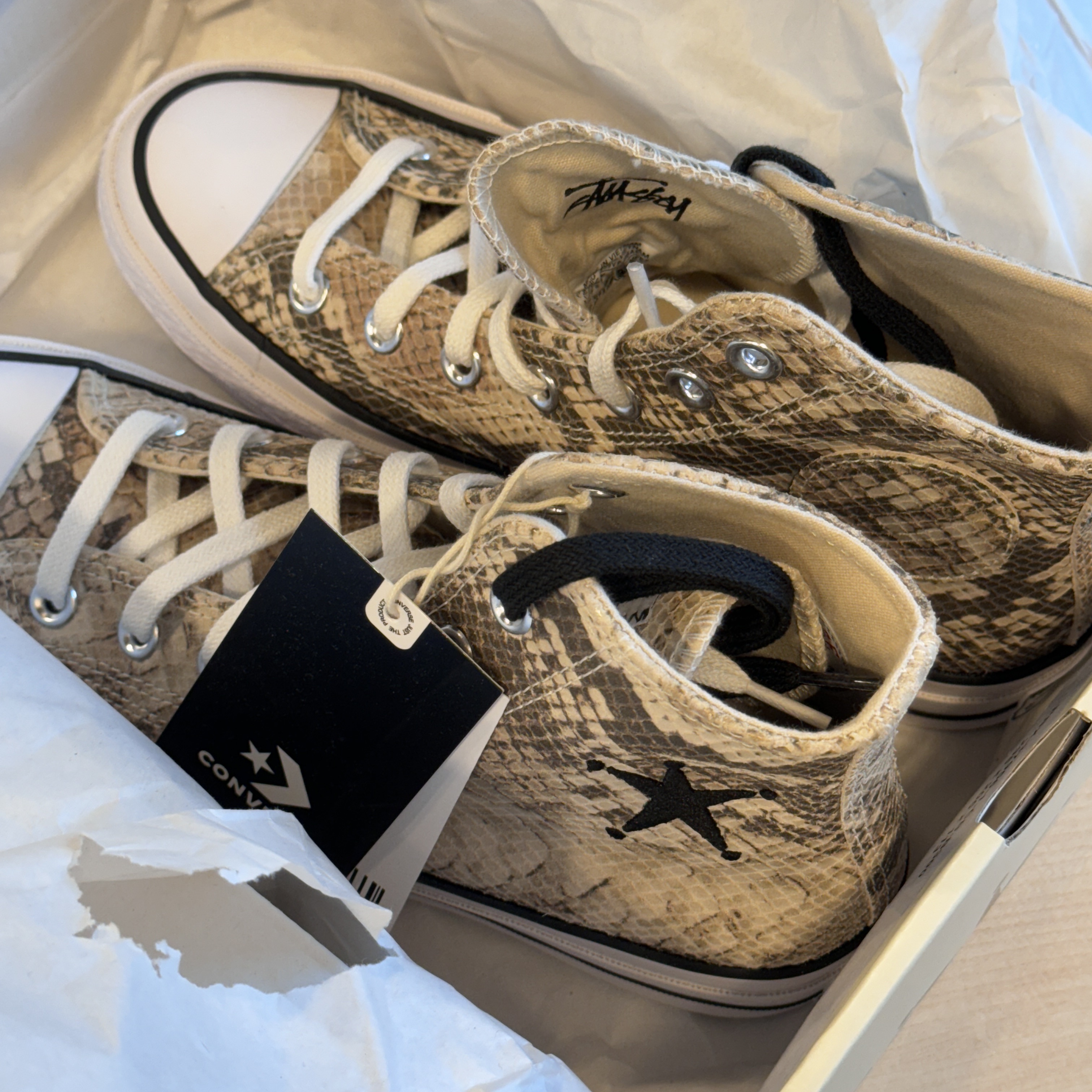 Converse x Stussy Chuck 70 High Leather Snakeskin 착용 스타일 - 4