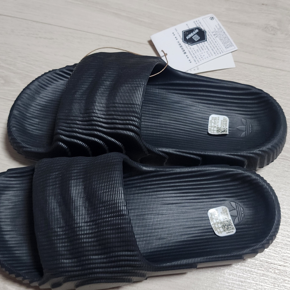 Adidas Adilette 22 Carbon 착용 스타일 - 2