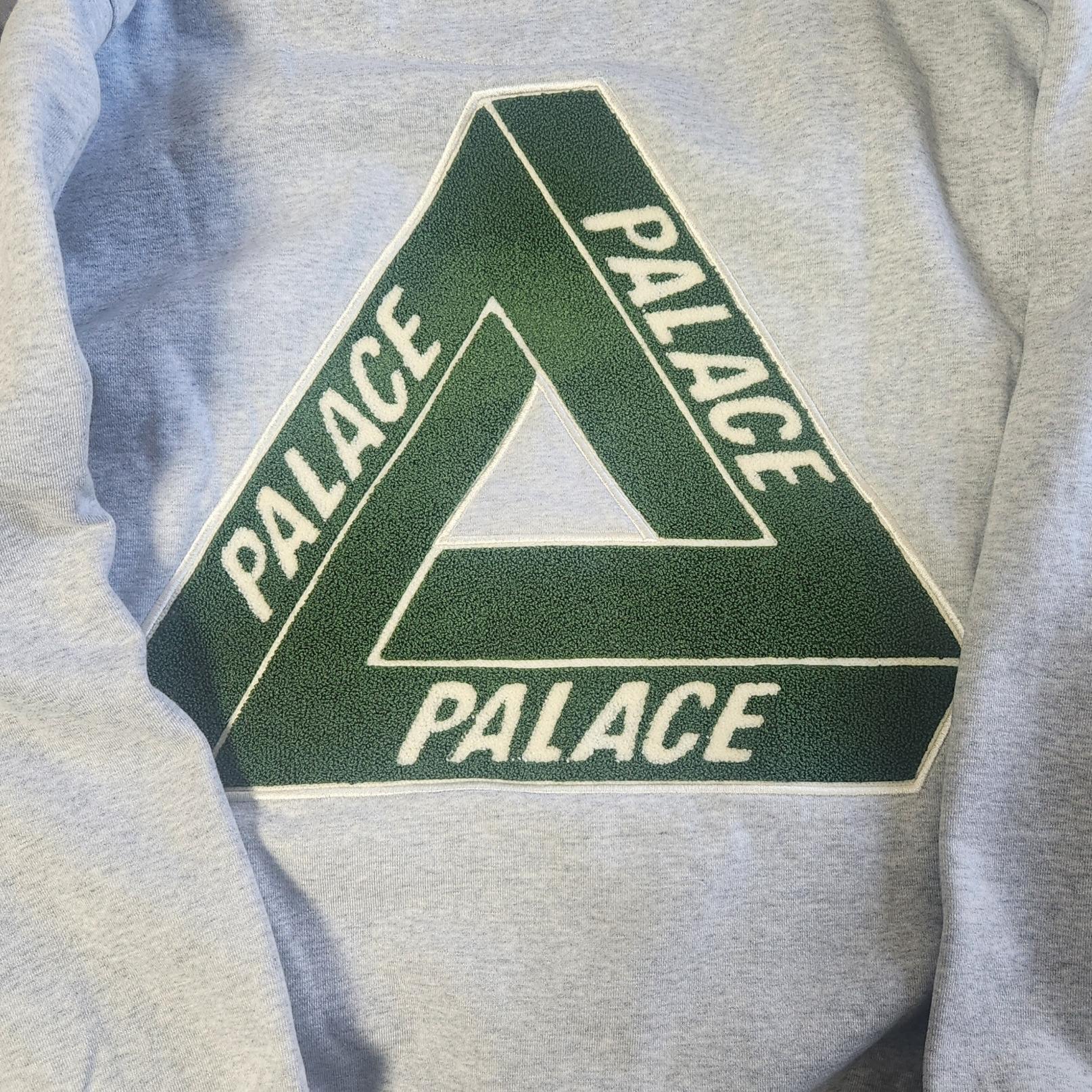Palace Chenille Tri-Ferg Crew Grey Marl - 24FW 착용 스타일
