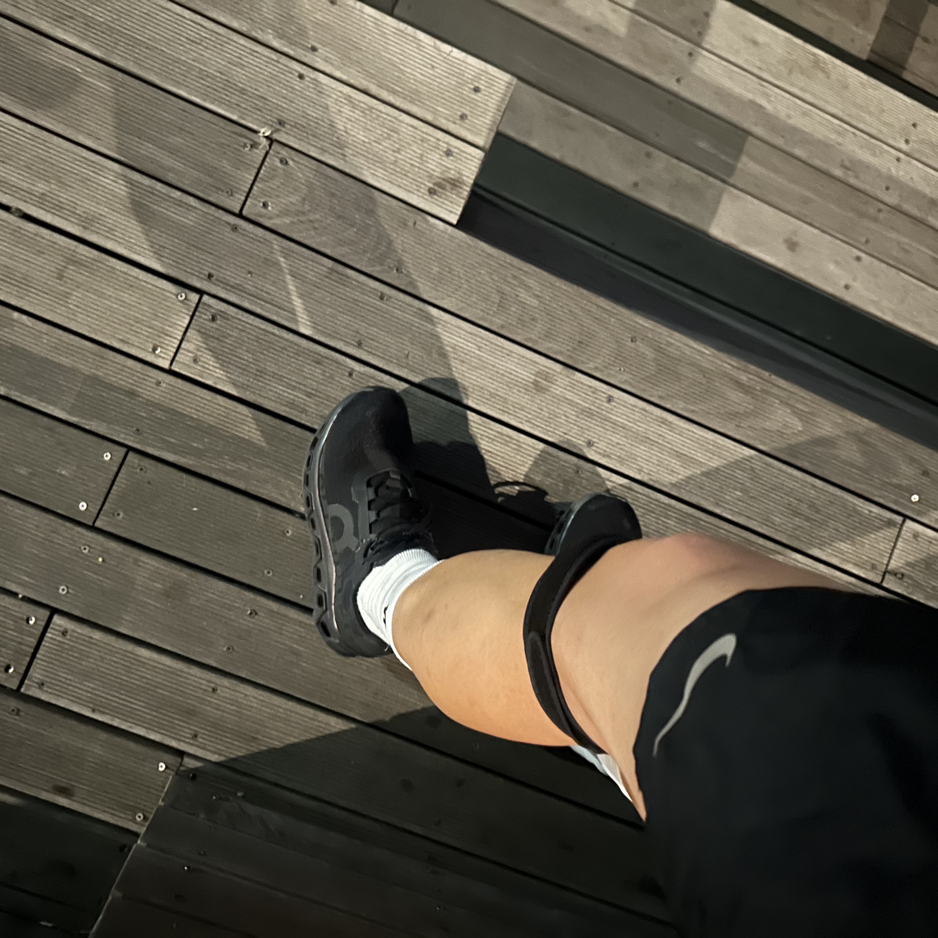 On Running Cloudmonster All Black 착용 스타일 - 4