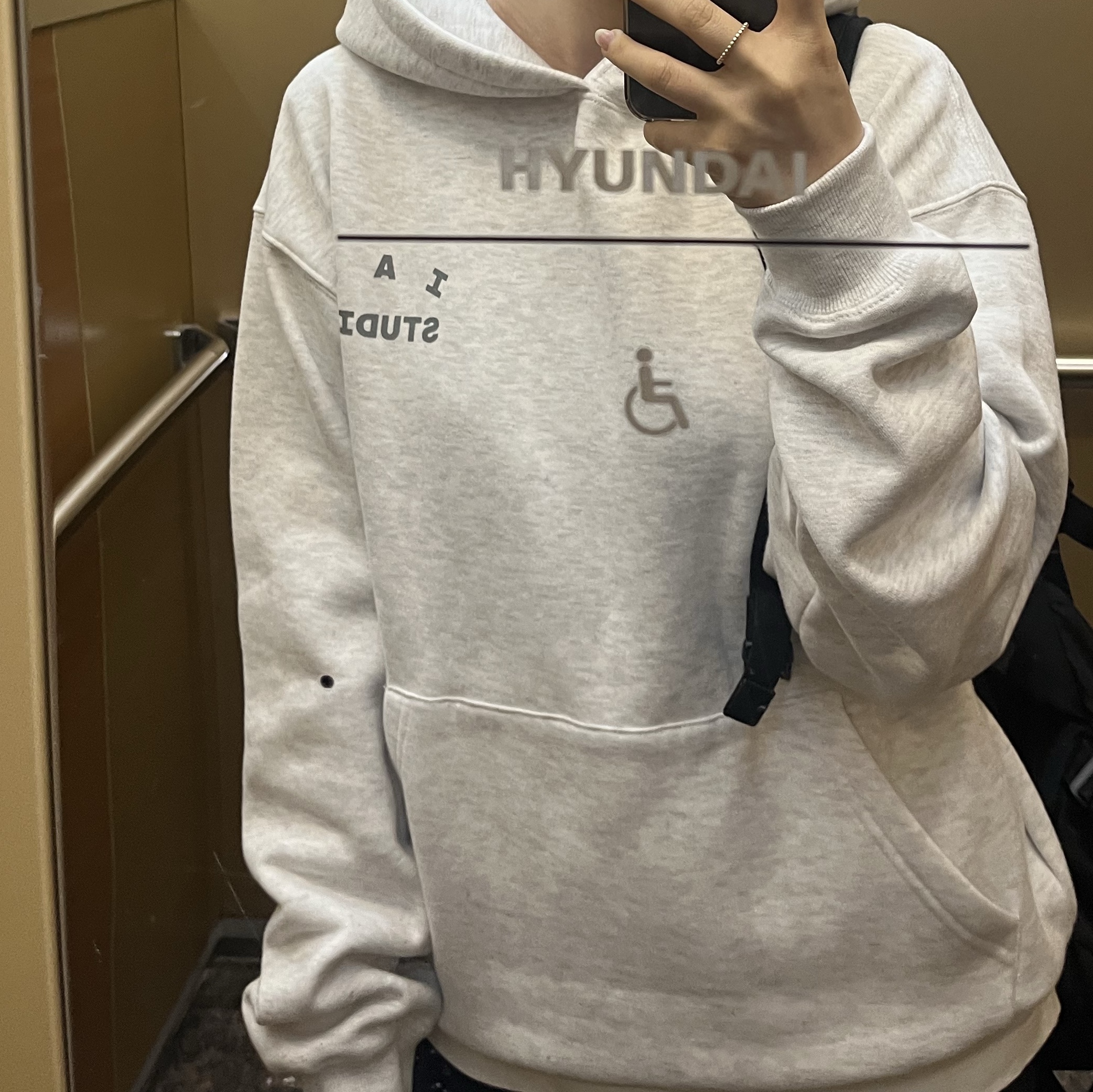 IAB Studio Hoodie Light Gray 착용 스타일