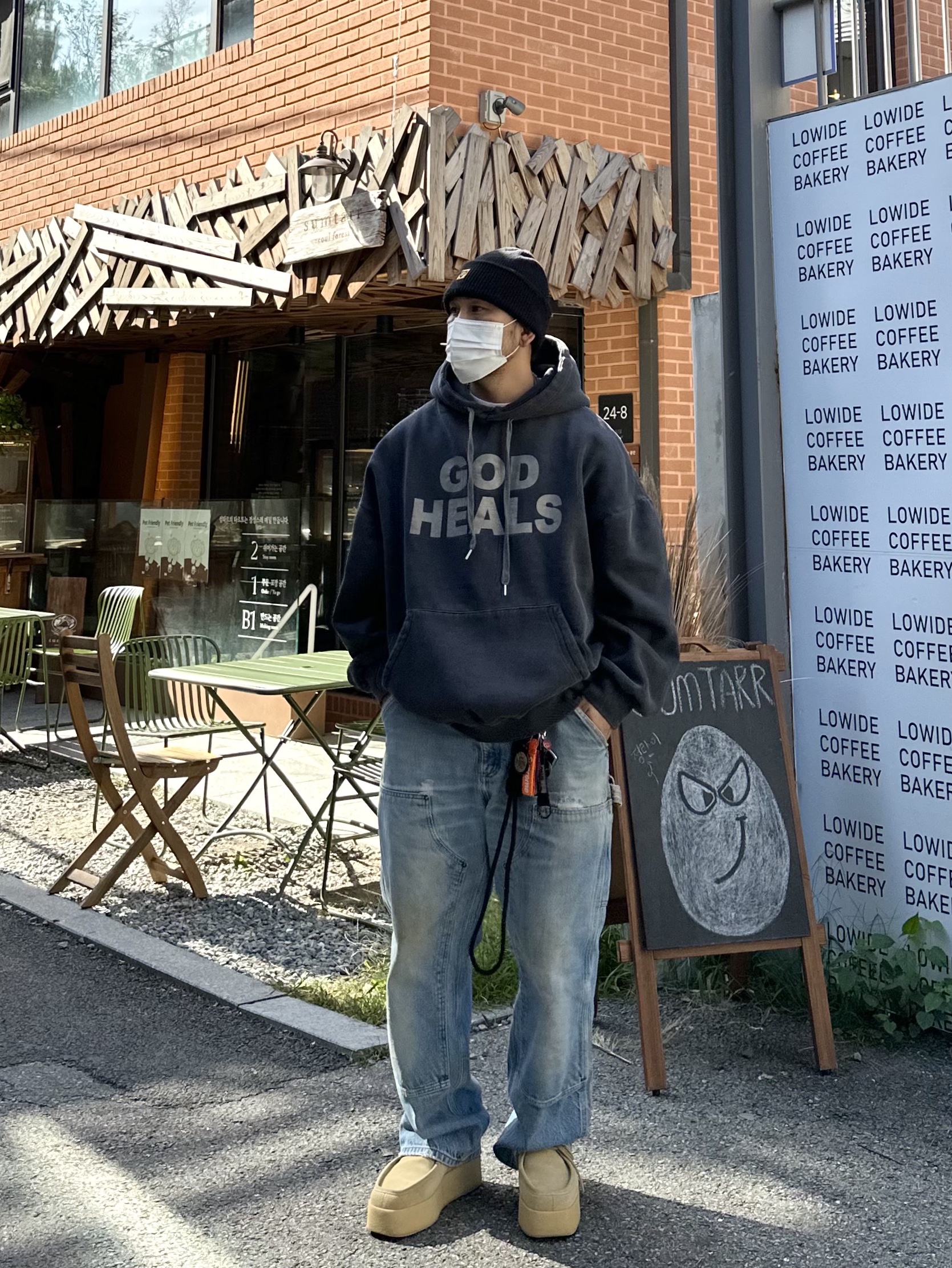 Human Made Big Beanie Black, Loewe Wedge Lace-Up in Suede Gold 착용 스타일 - 1
