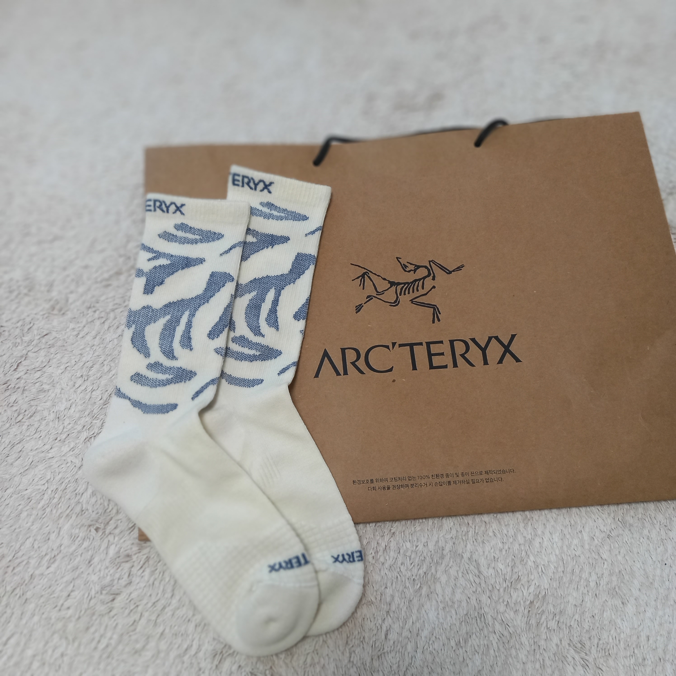 Arc'teryx Merino Wool Grotto Mid Sock White Stratus 착용 스타일 - 1
