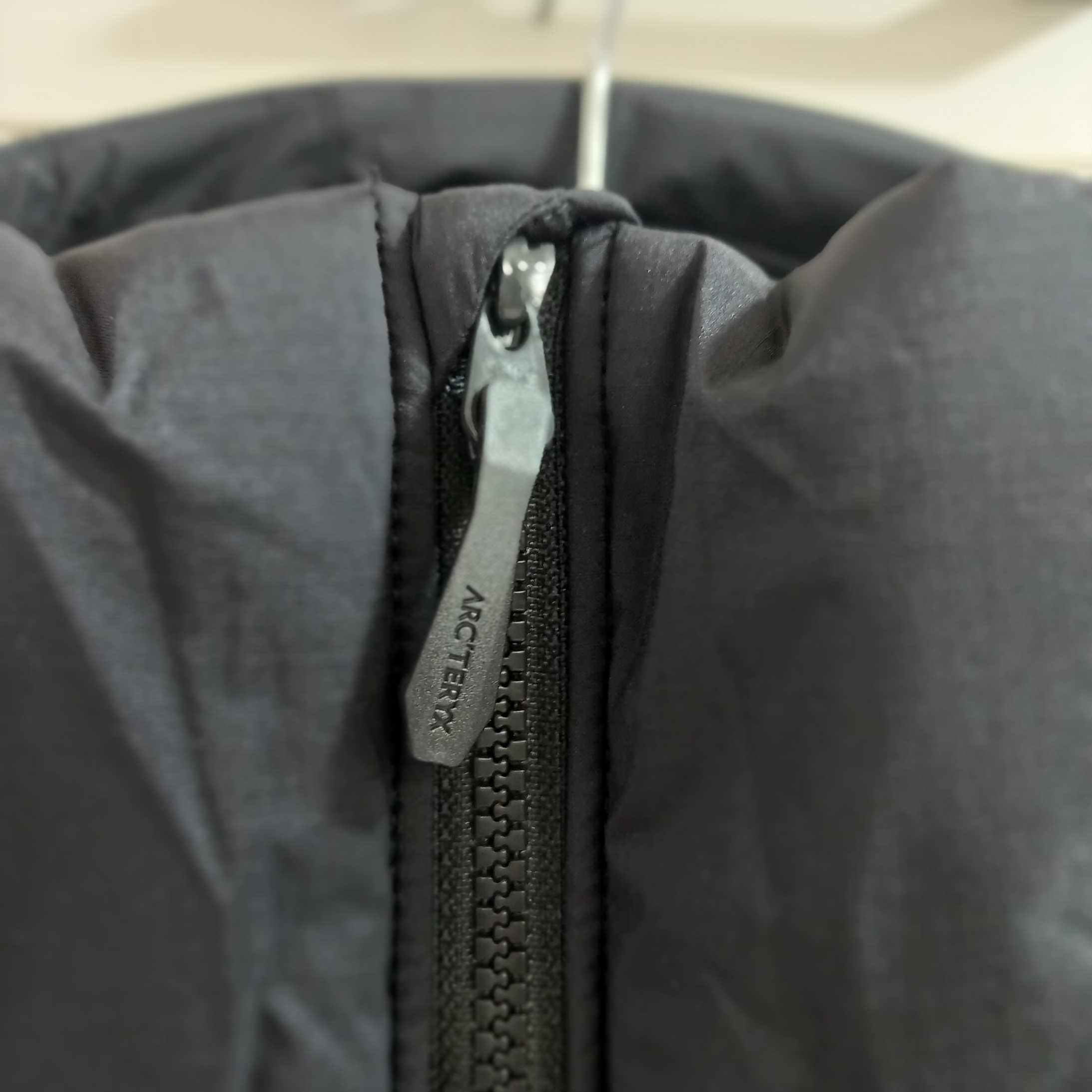 (W) Arc'teryx Atom Heavyweight Hoody Black 착용 스타일 - 5