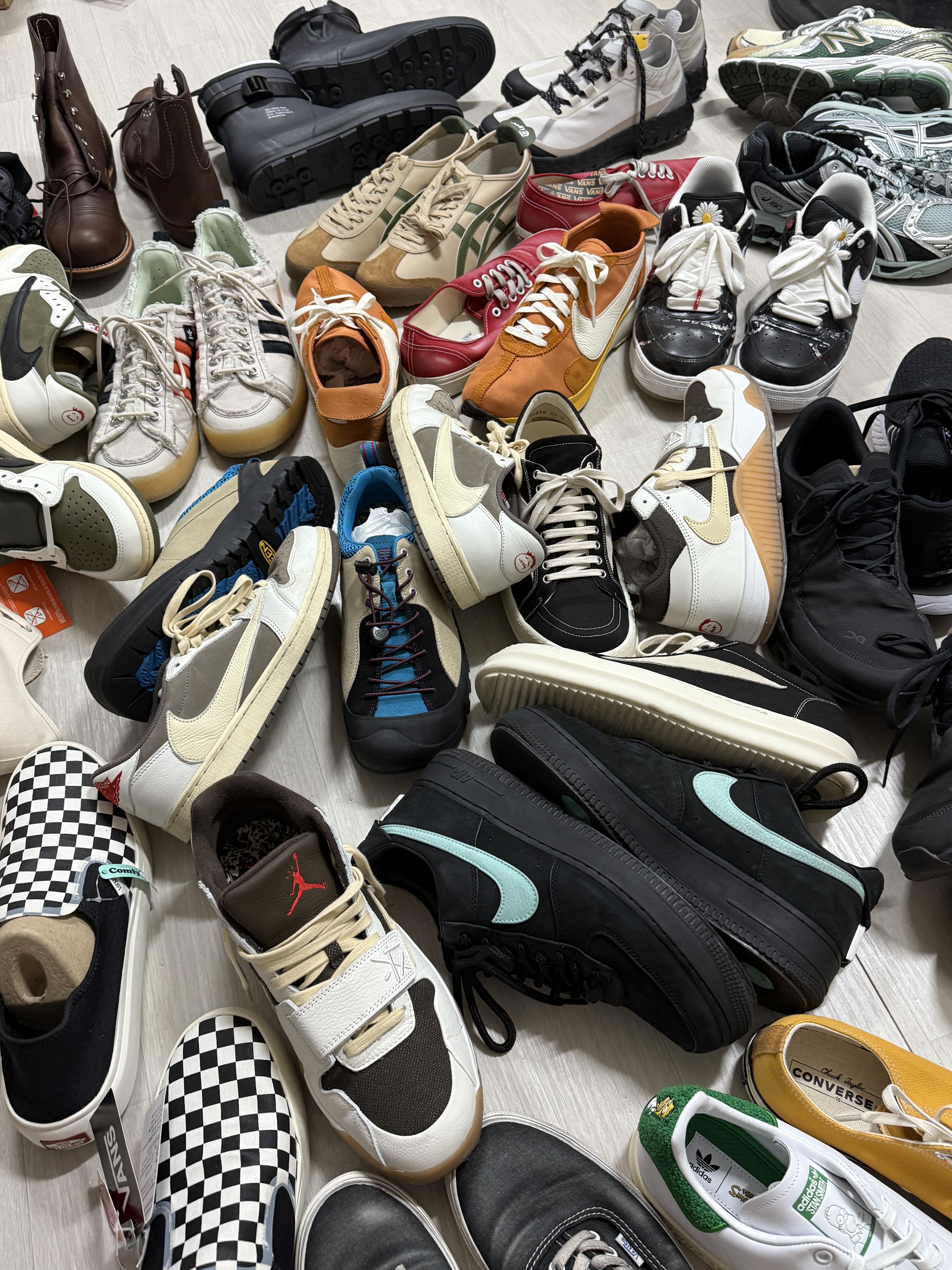 Nike x Tiffany & Co. Air Force 1 Low SP 1837, Jordan 1 x Travis Scott Retro Low OG SP Reverse Olive 착용 스타일 - 2