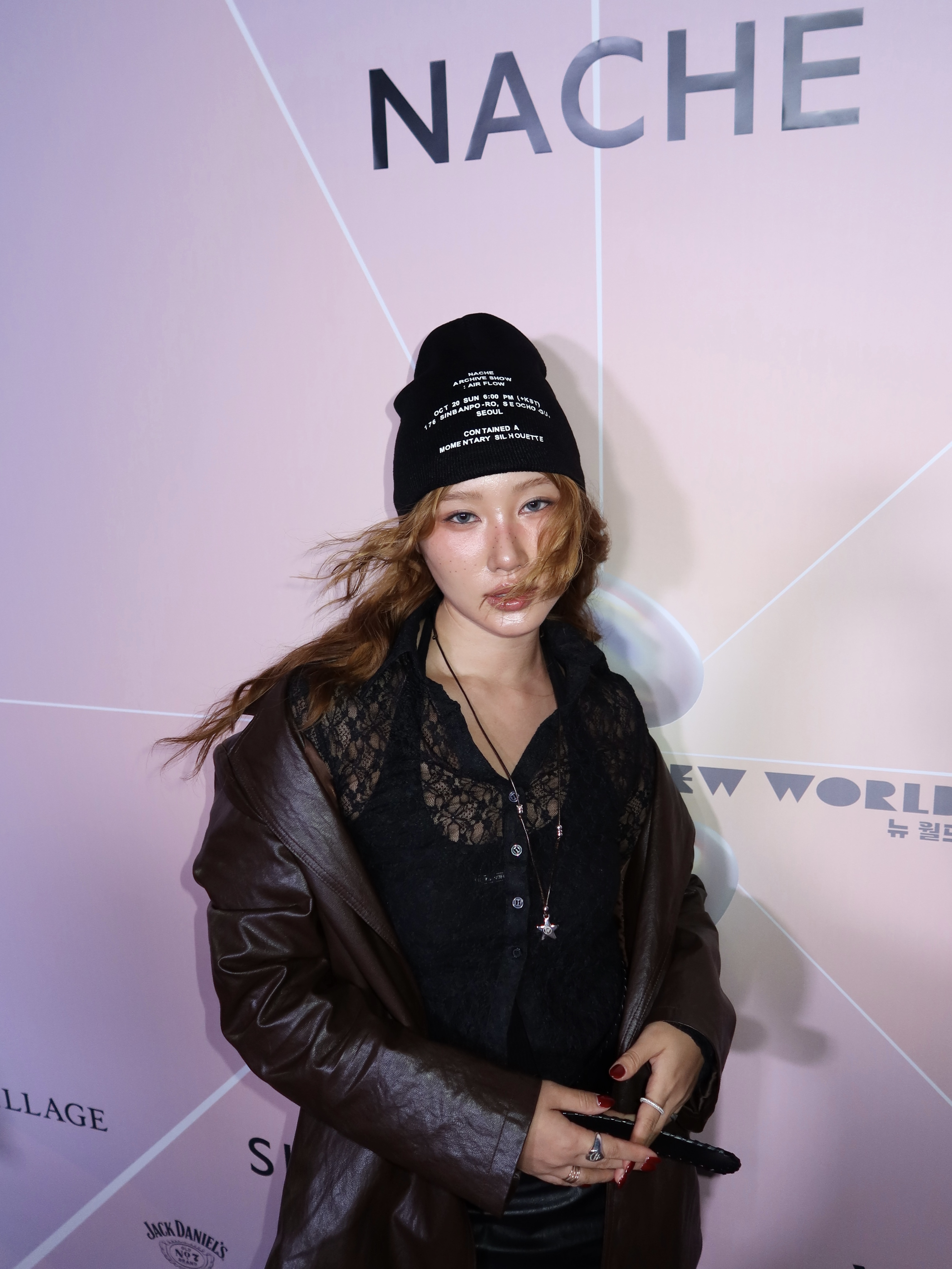 (W) Bohemian Seoul Loose Fit V-Neck Wool Knit Black 착용 스타일 - 1