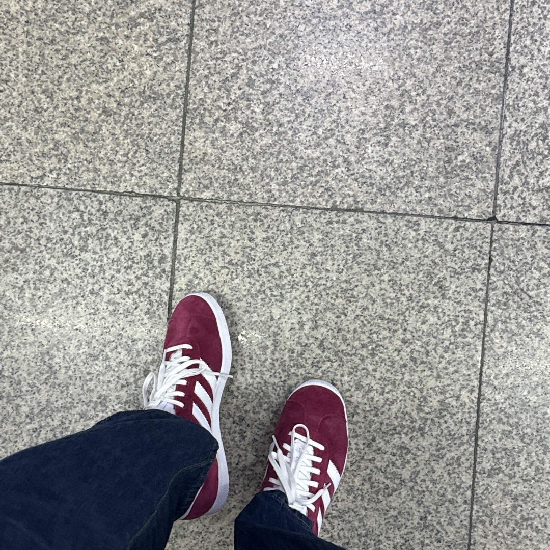 Adidas Gazelle Collegiate Burgundy 착용 스타일