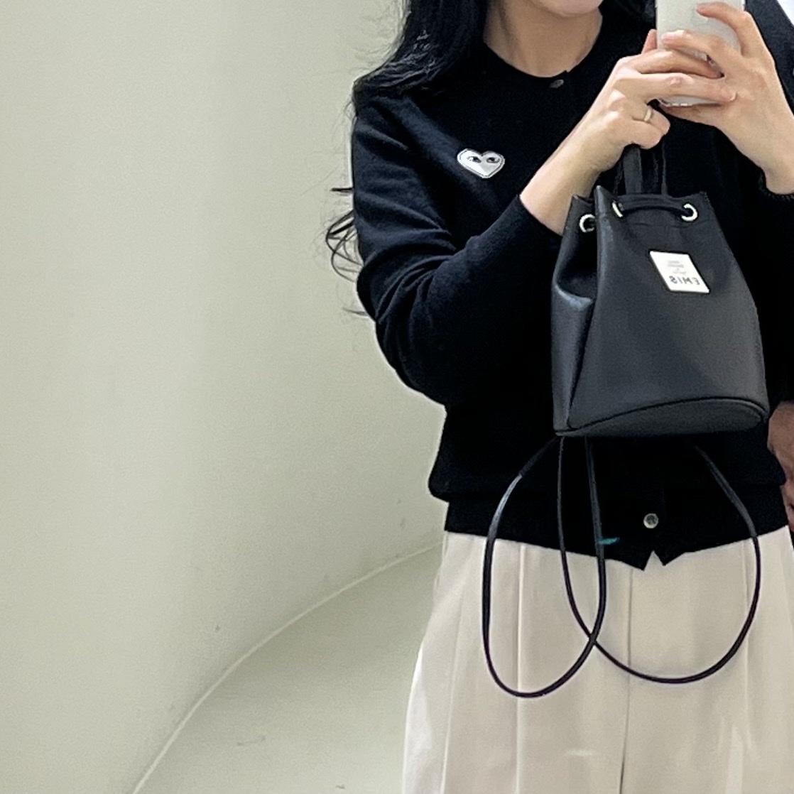 (W) Play Comme des Garcons White Heart Knit Cardigan Black 착용 스타일