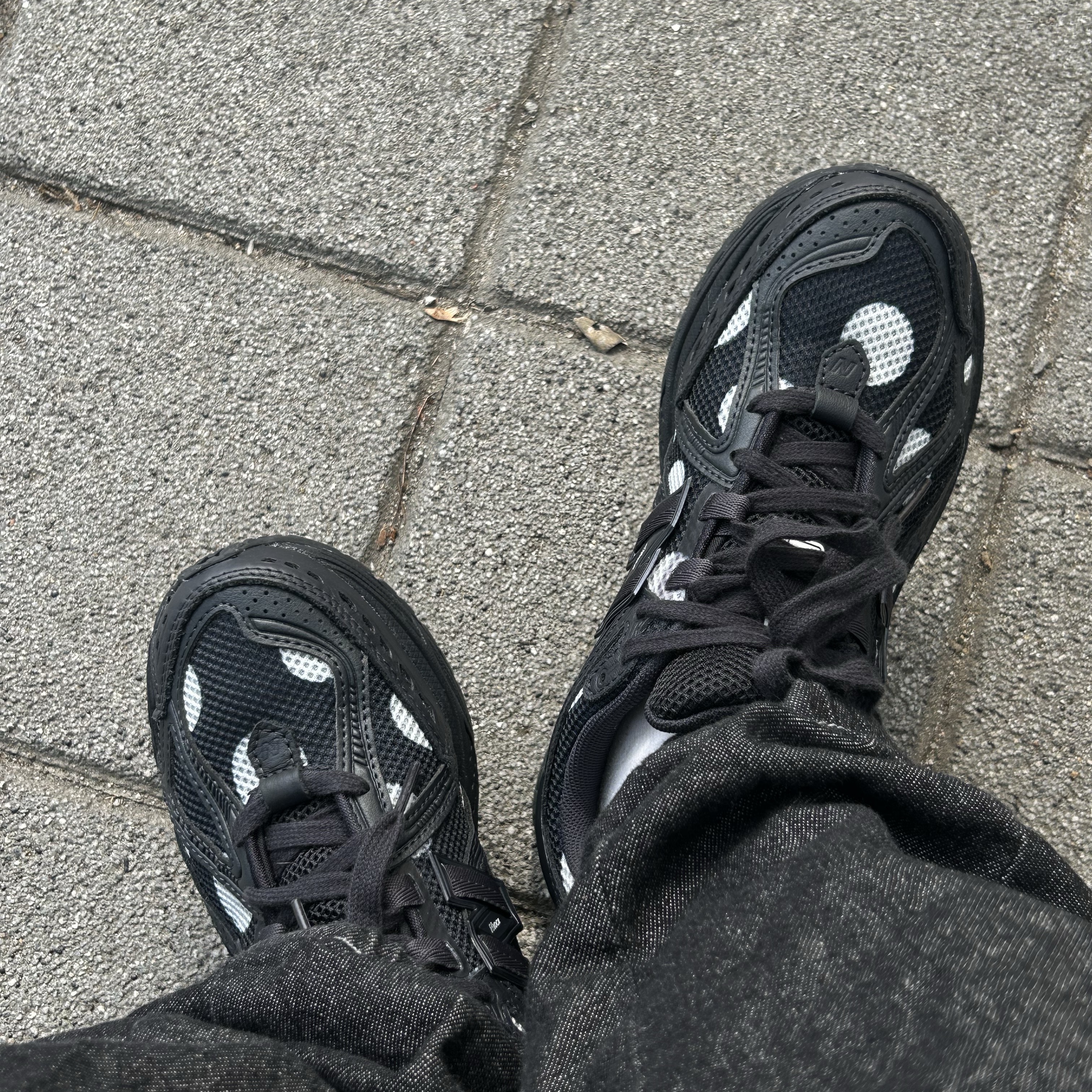 New Balance 1906R Polka Dot Black 착용 스타일 - 1