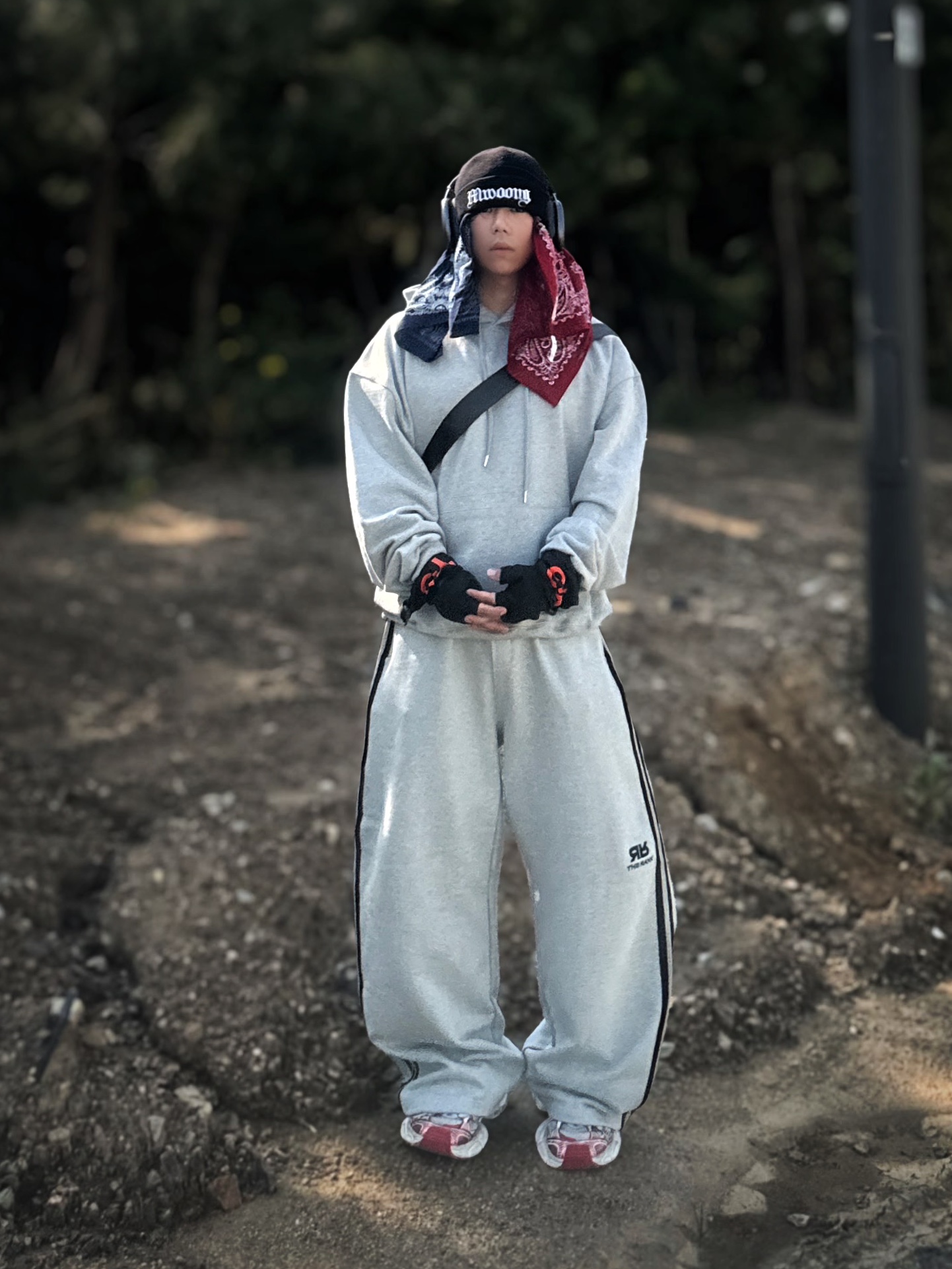 Balenciaga 3XL Sneakers White Red, Apple AirPods Max Lightning Space Gray (Korean Ver.) 착용 스타일 - 3