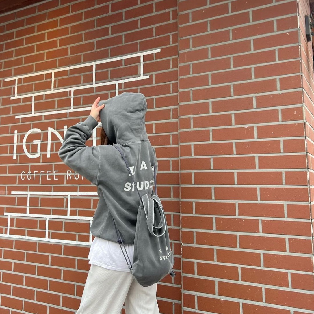 IAB Studio Pigment Hoodie & Sack Black 착용 스타일