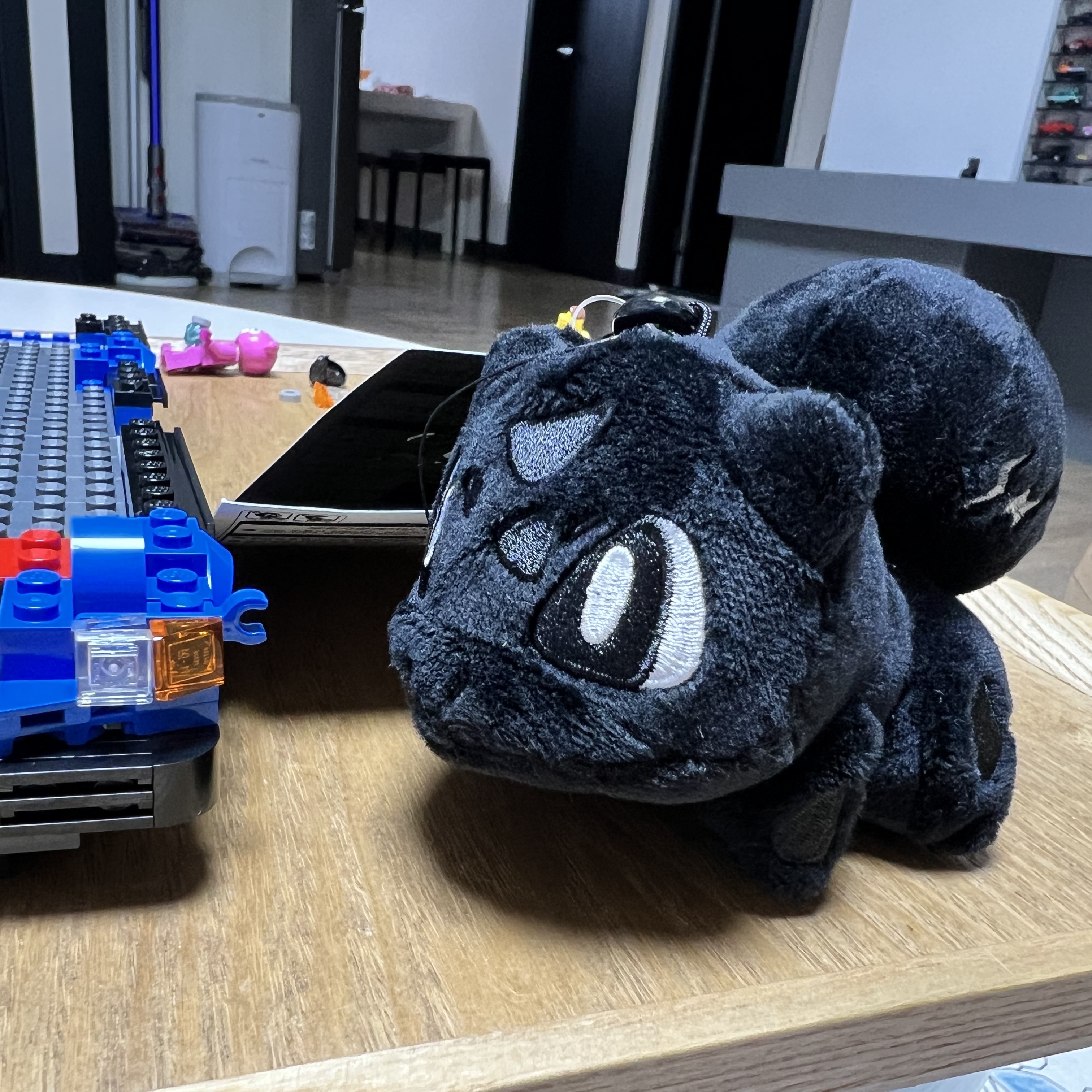 Fragment x Pokemon INN Thunderbolt Project TBP Mascot Key Ring Fushigidane Black 착용 스타일 - 1