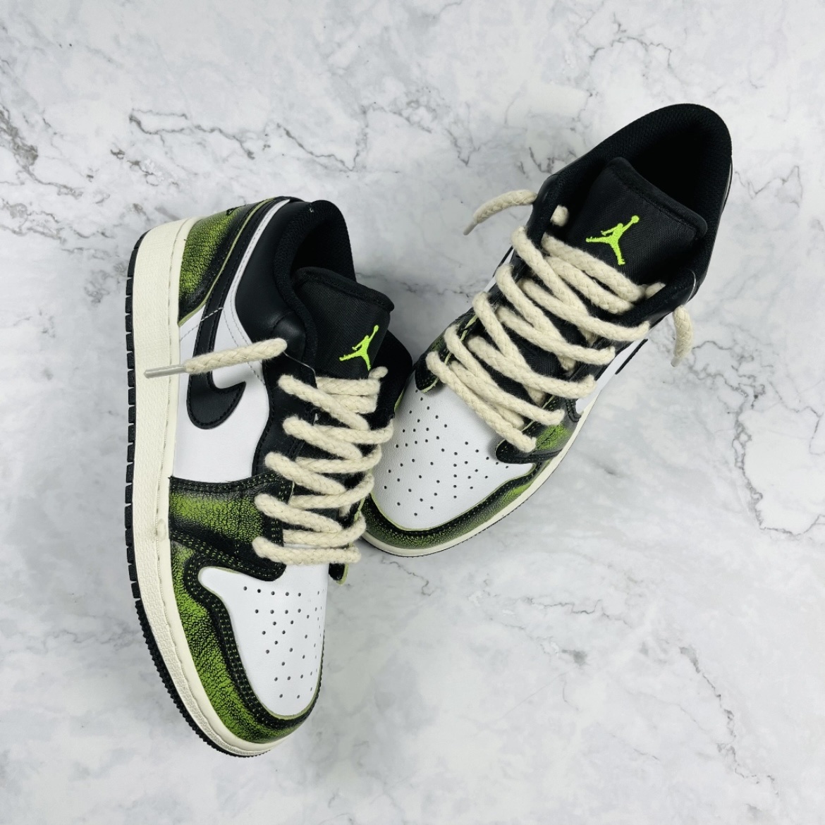 (GS) Jordan 1 Low SE Black Electric Green 착용 스타일 - 1