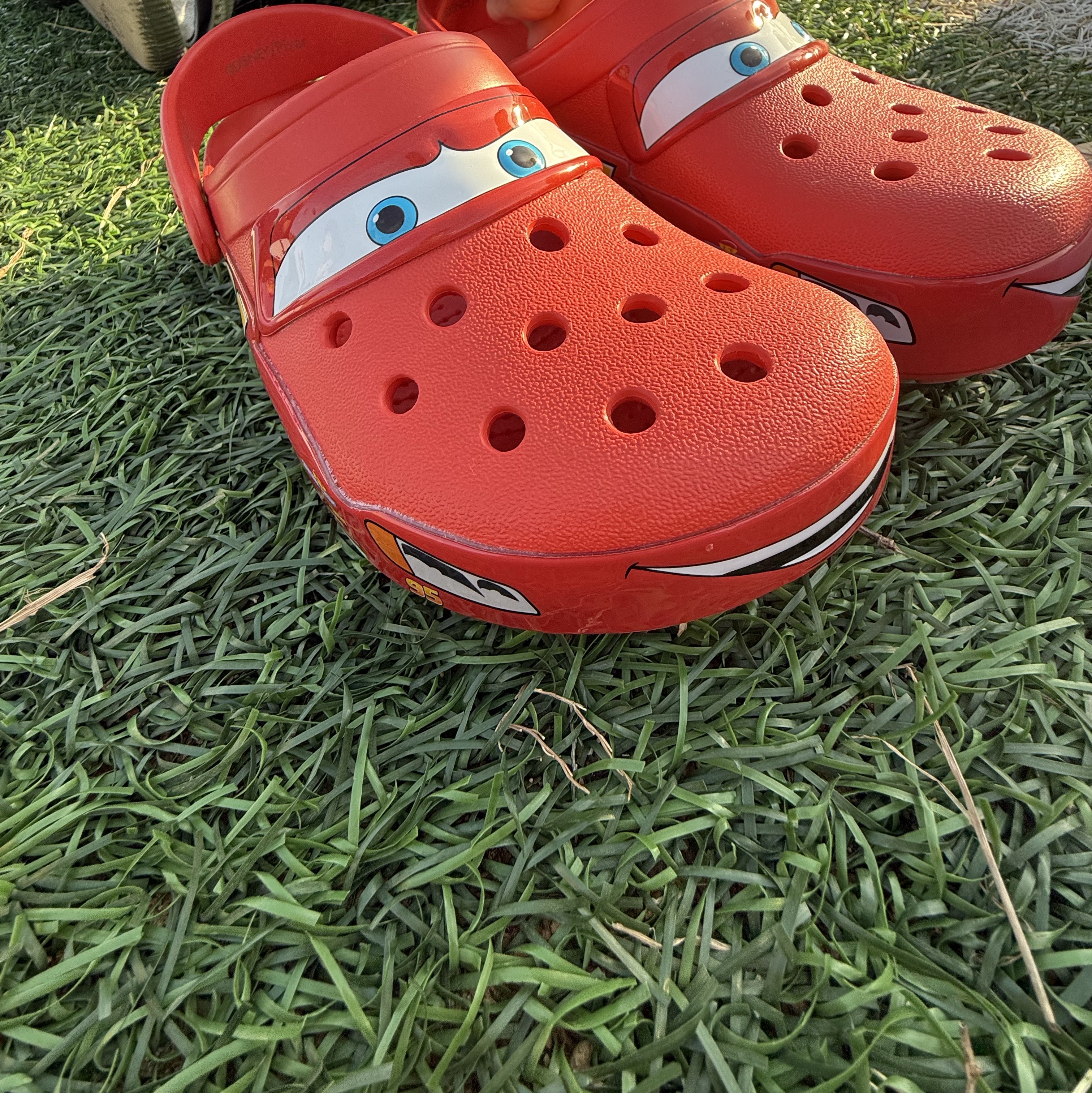 Crocs x Cars Classic Clog Lightning McQueen 착용 스타일