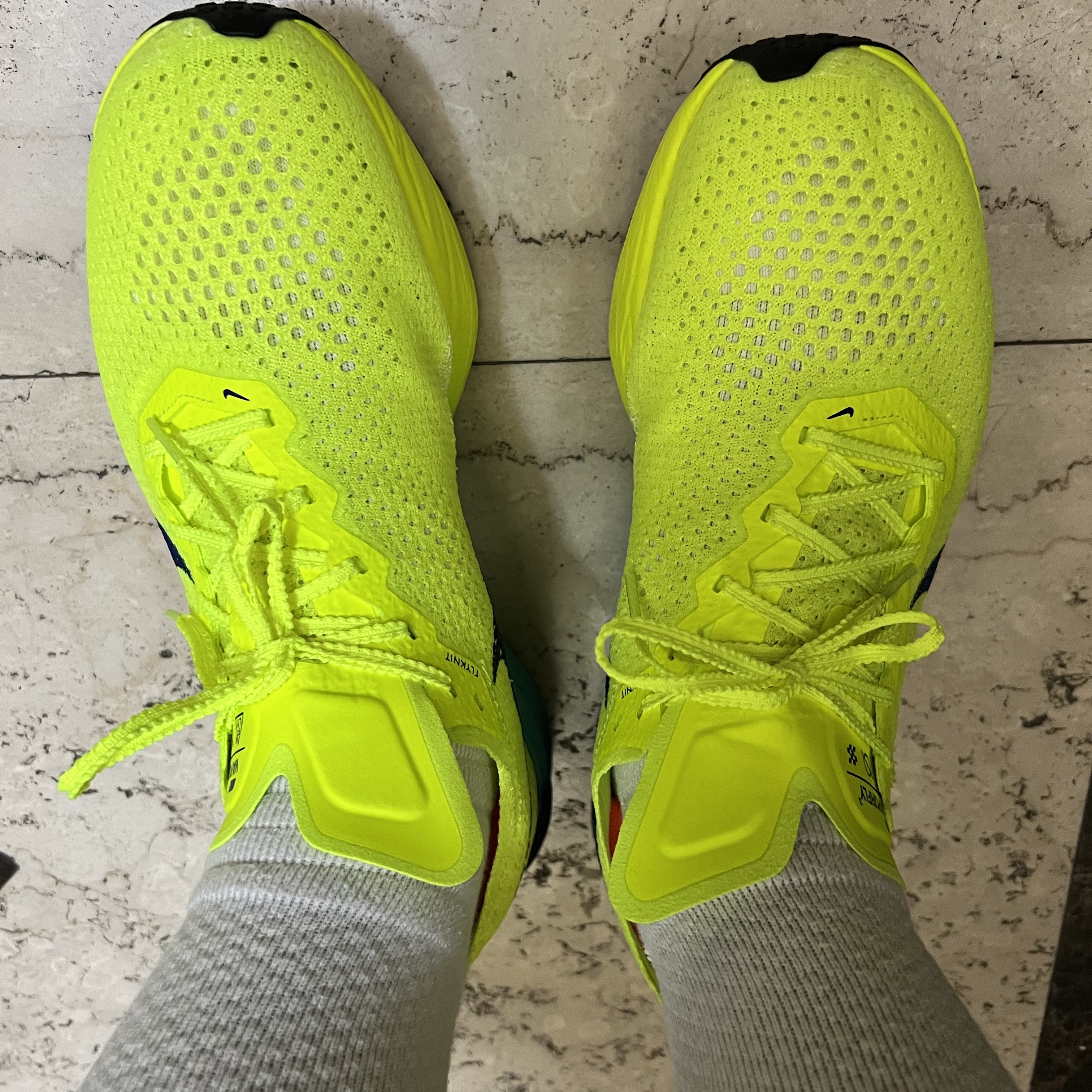 Nike ZoomX Vaporfly Next% 3 Volt Scream Green 착용 스타일