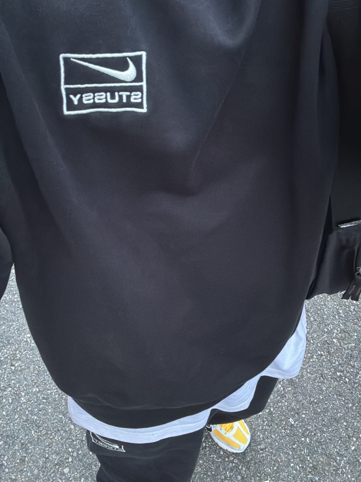 Nike x Stussy NRG Washed Fleece Crewneck Black (DO5310-010), Nike x Stussy NRG RA Washed Fleece Pants Black (DN4030-010) 착용 스타일
