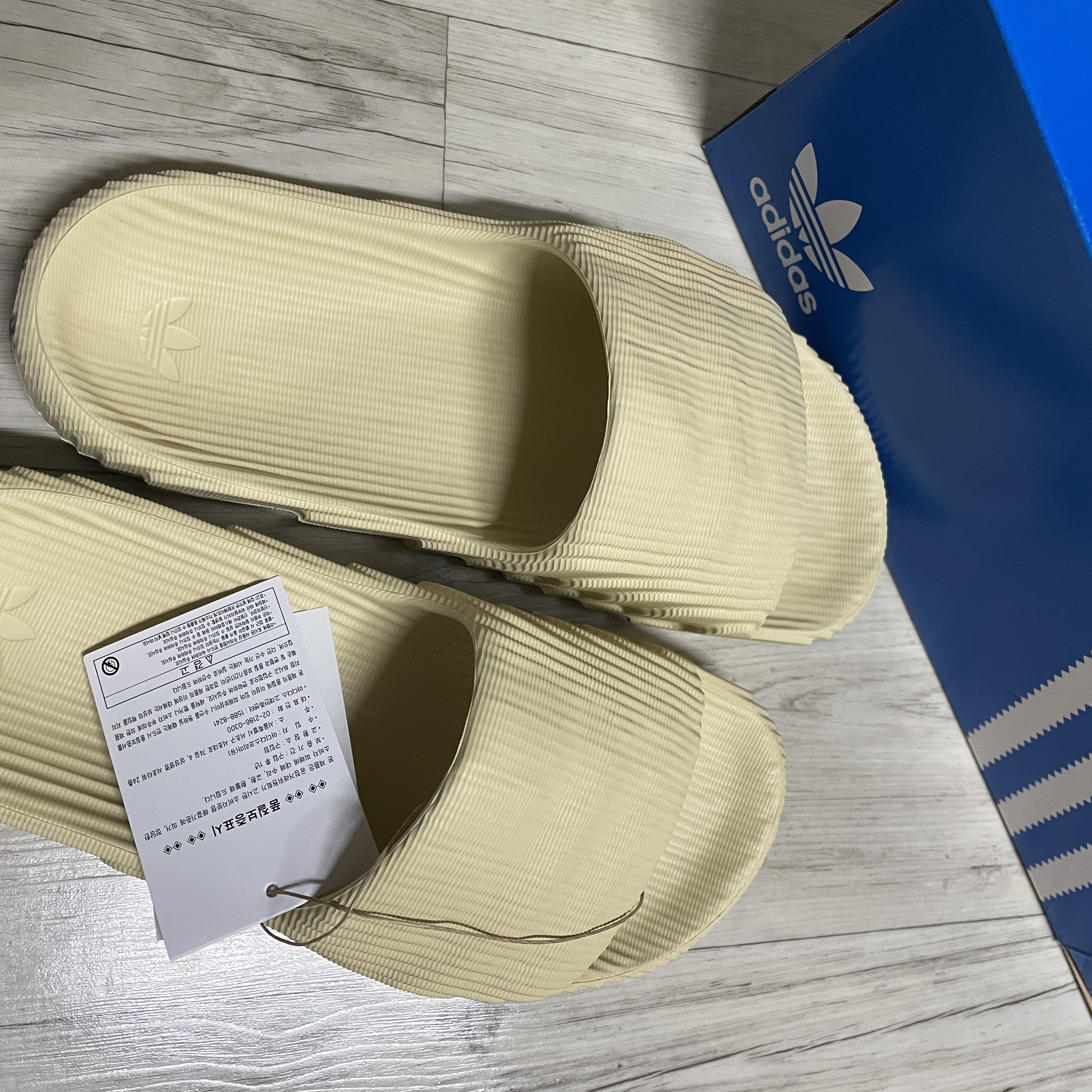 Adidas Adilette 22 Desert Sand 착용 스타일