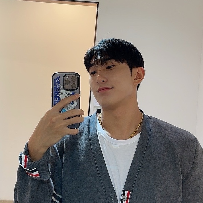 Thom Browne Milano Stitch 4-Bar Cardigan Medium Grey, Casetify x Ader Error iPhone Sticker Magsafe Case Clear 착용 스타일