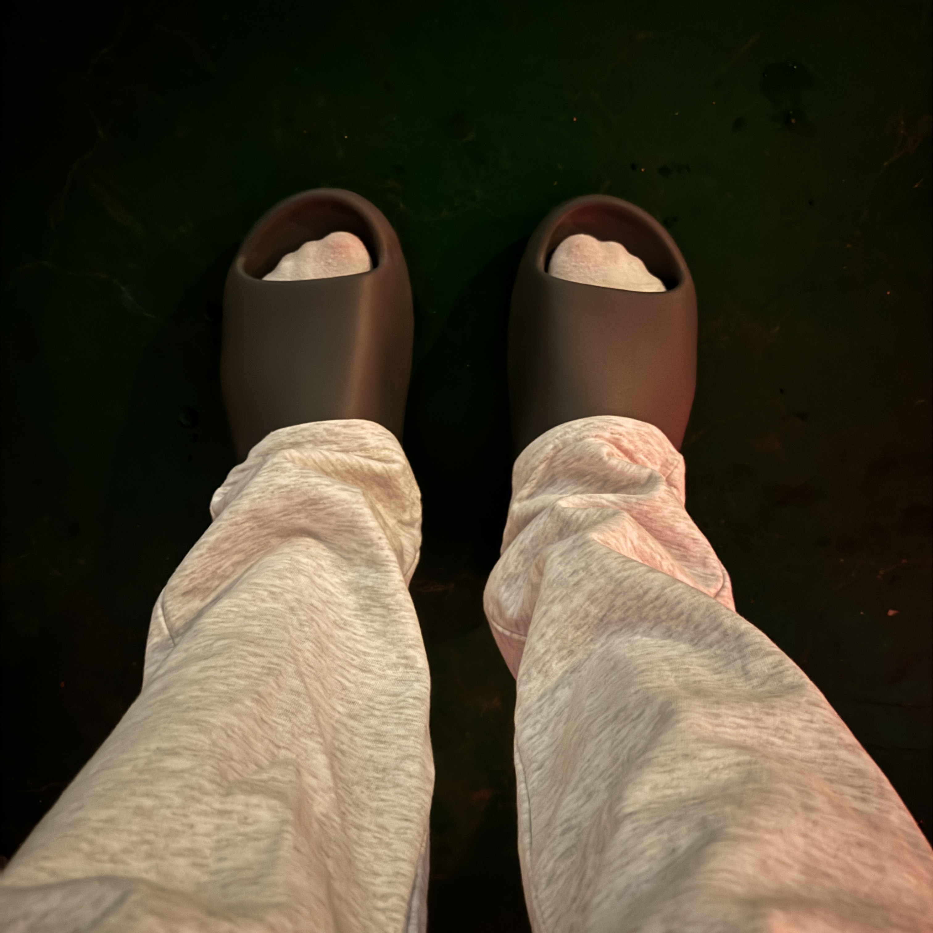 Adidas Yeezy Slide Dark Onyx 2024 착용 스타일
