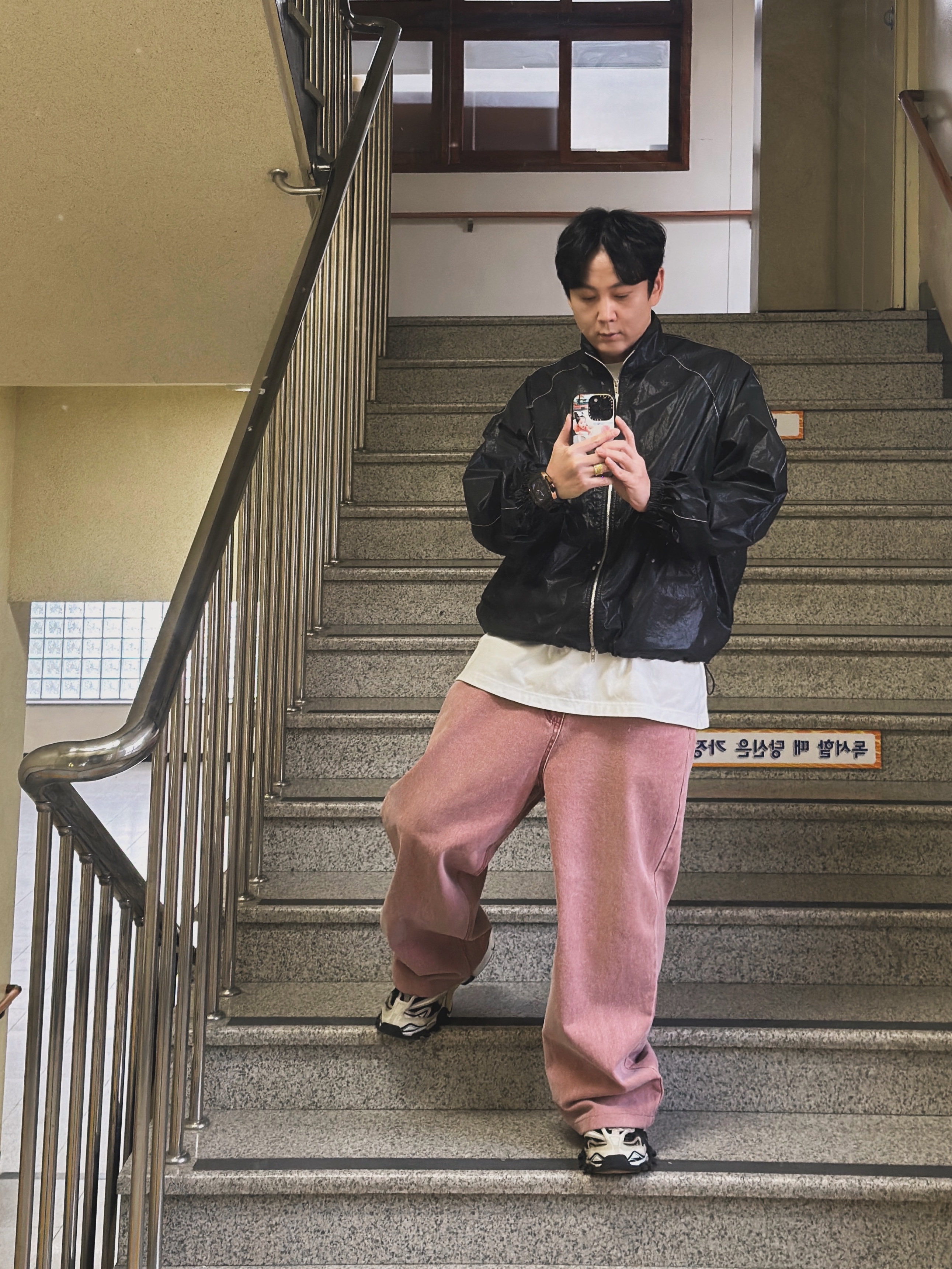 (W) Matin Kim Logo Coating Jumper Black 착용 스타일