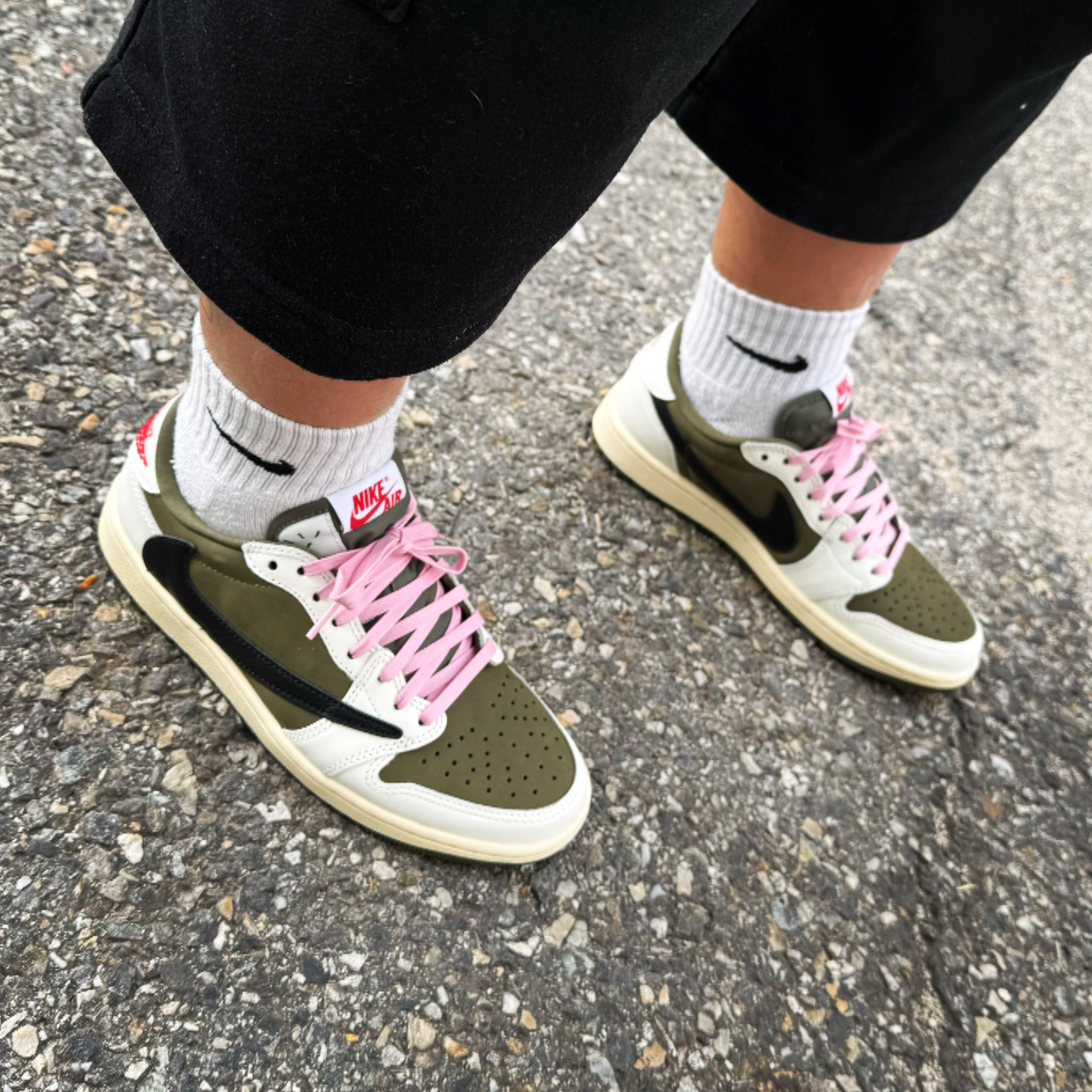 Jordan 1 x Travis Scott Retro Low OG SP Reverse Olive 착용 스타일