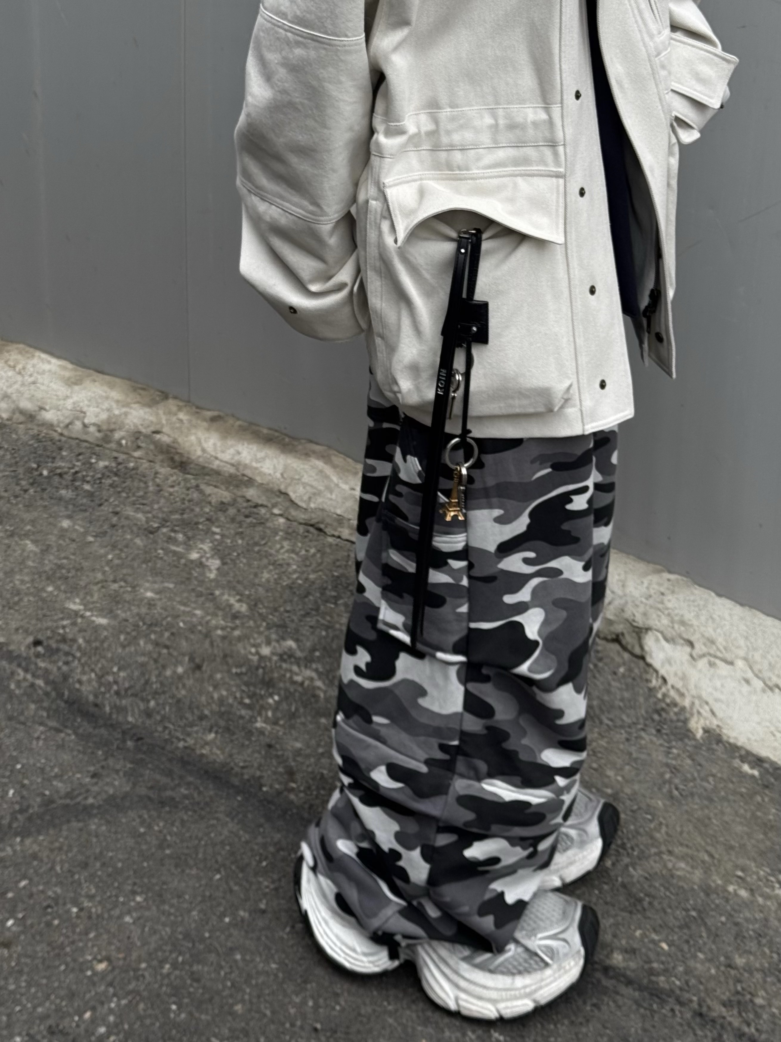Balenciaga 10XL Sneakers White Grey Silver Black 착용 스타일 - 4
