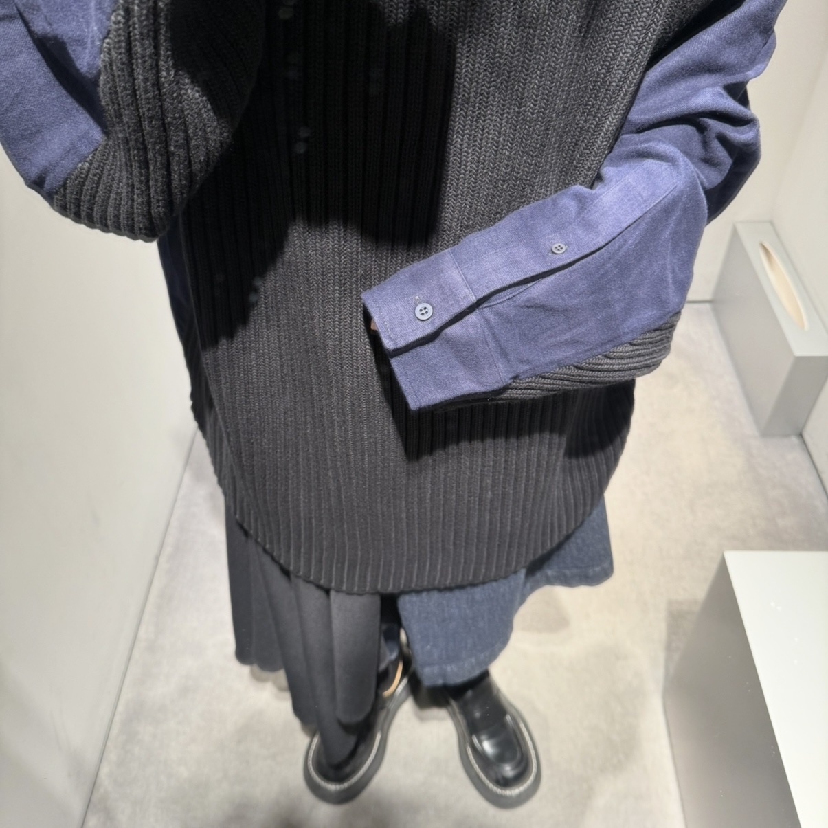 Bottega Veneta Leather Loafers Black 착용 스타일 - 2