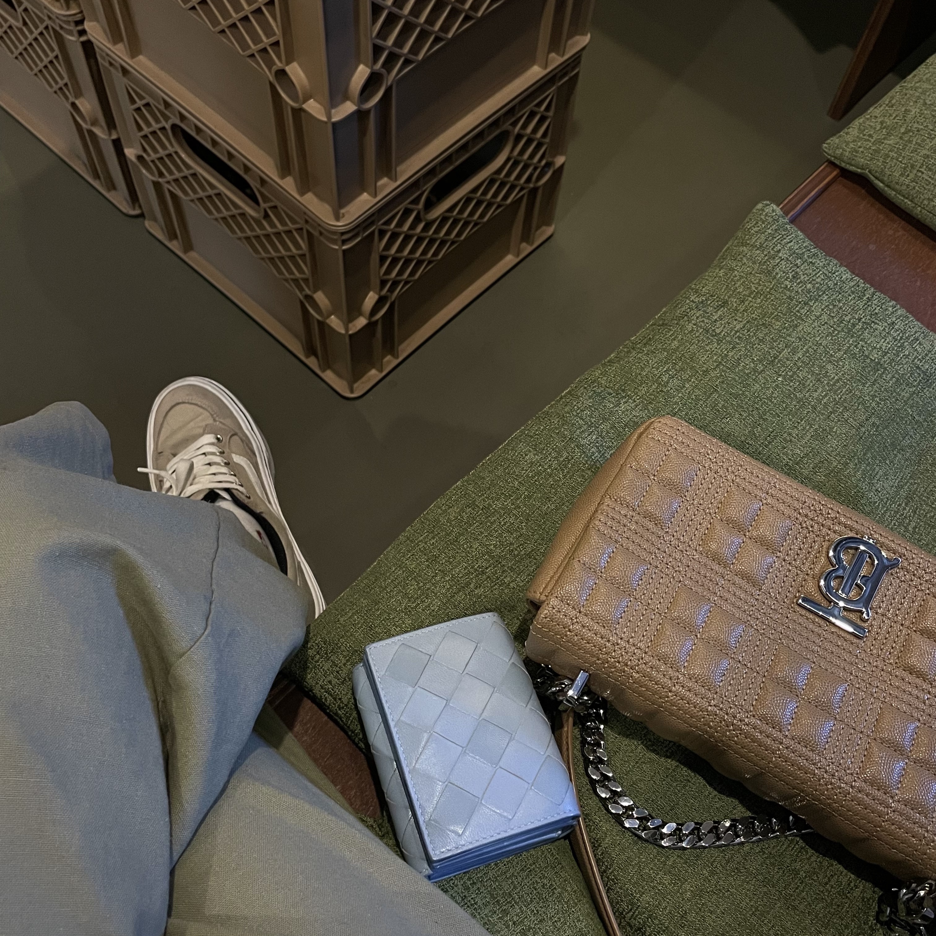 Bottega Veneta Intrecciato Folder Bi-Fold Wallet Black, Vans Old Skool 36 DX Anaheim Factory Black White 착용 스타일