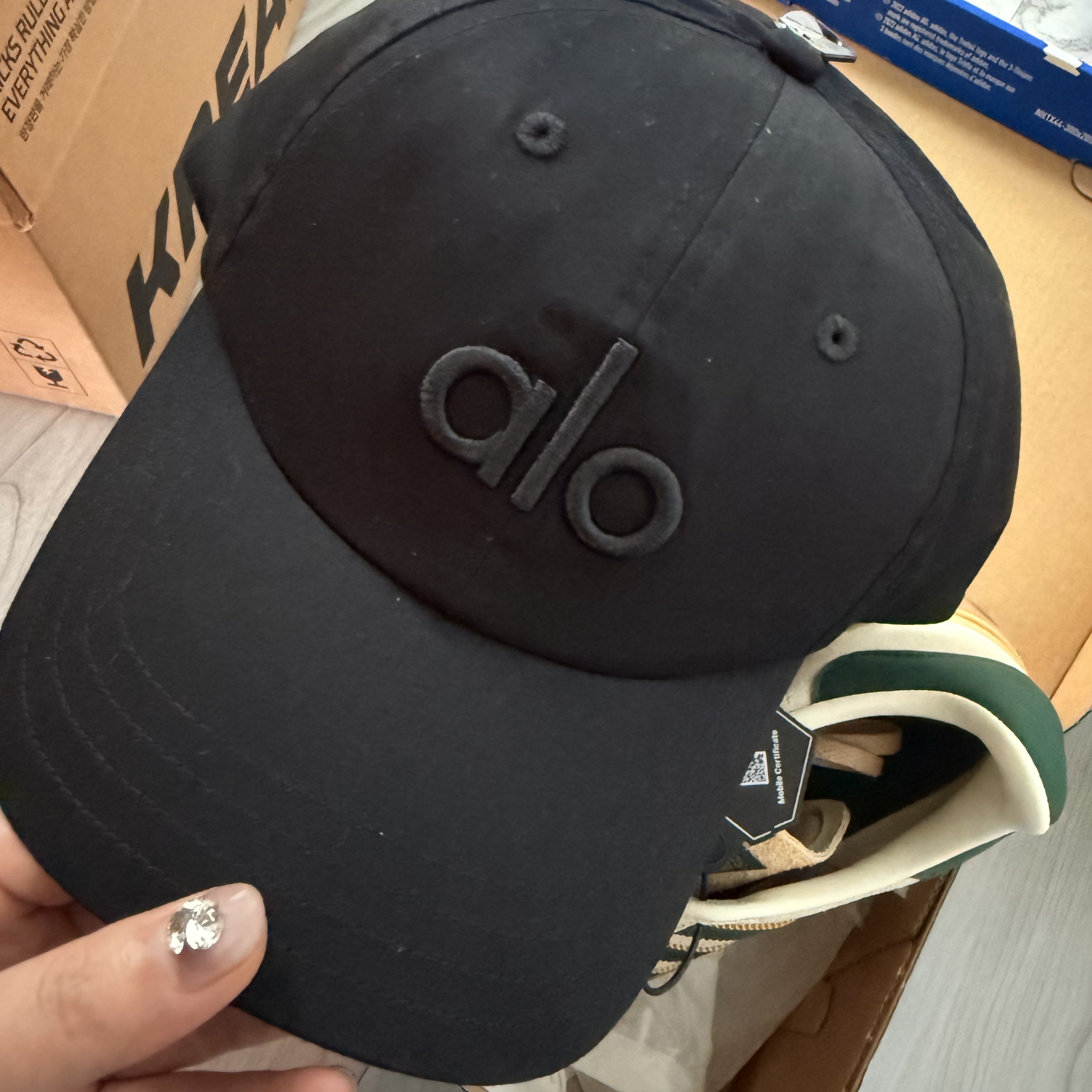 (W) Alo Yoga Off Duty Cap Black 착용 스타일
