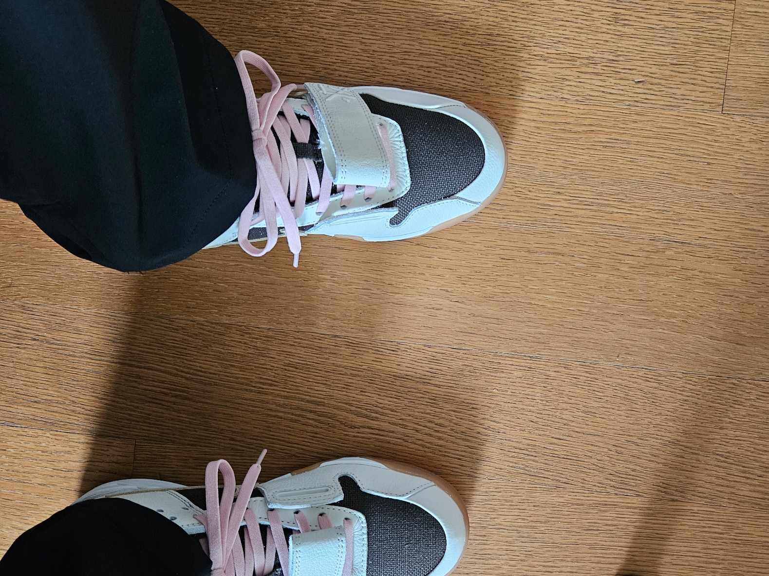 Jordan x Travis Scott Jumpman Jack TR Sail and Dark Mocha 착용 스타일