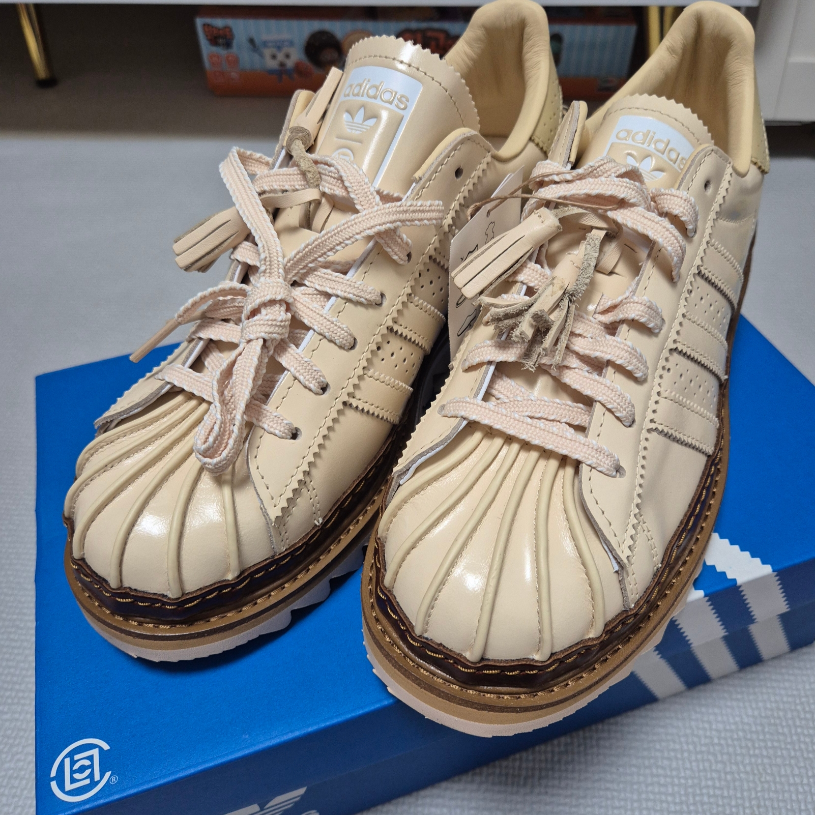 Adidas x Clot Originals Superstar Crystal Sand Cloud White, Adidas x Clot Superstar Core Black Cloud White 착용 스타일