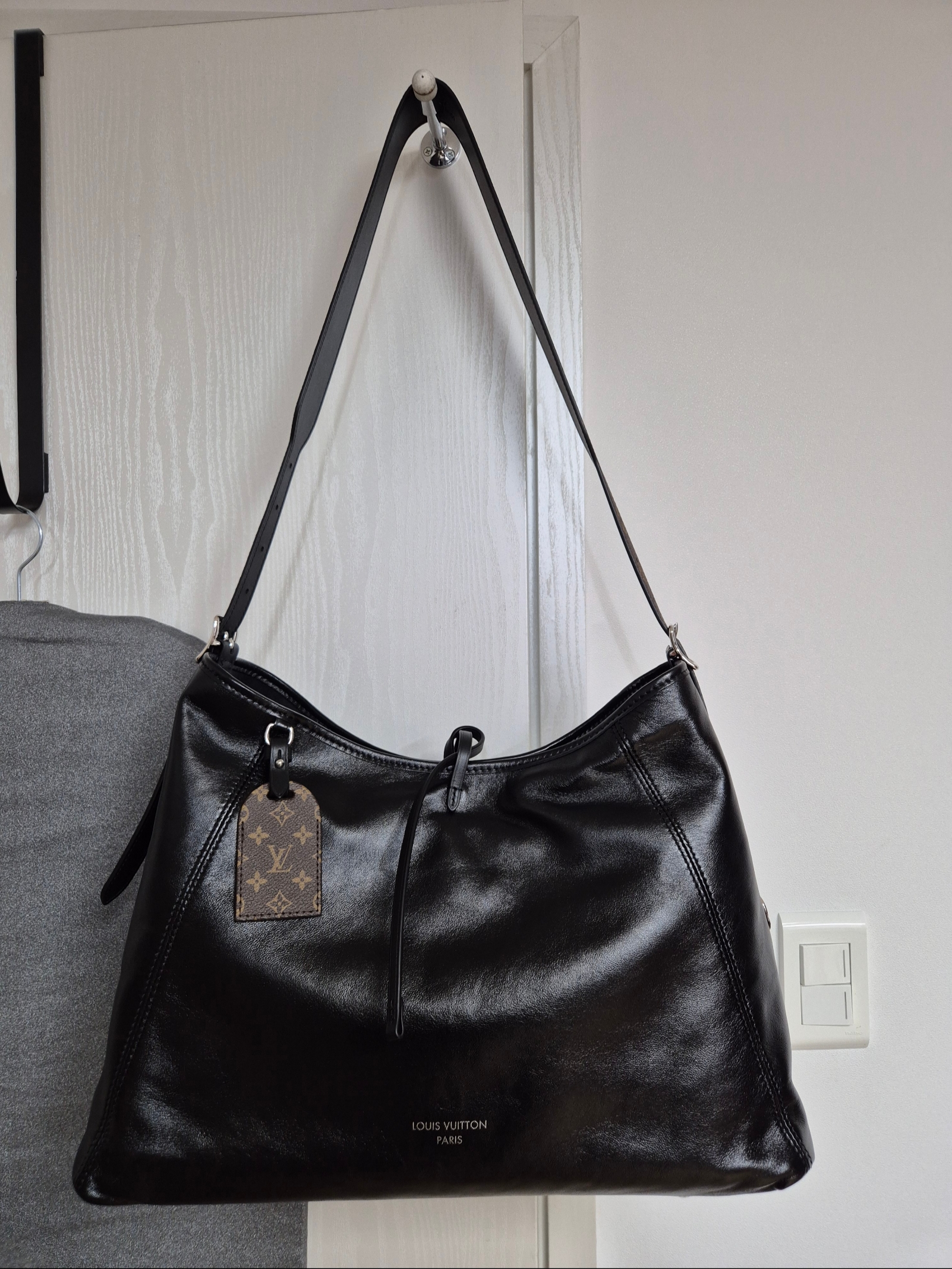 Louis Vuitton Carryall Dark MM Black 착용 스타일 - 2