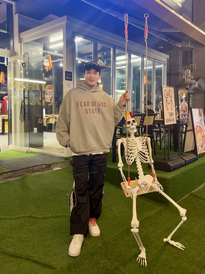 Essentials Fleece State Hoodie Dark Heather - 24FW, Supreme x Nike Arc Corduroy 6-Panel Black - 22SS 착용 스타일