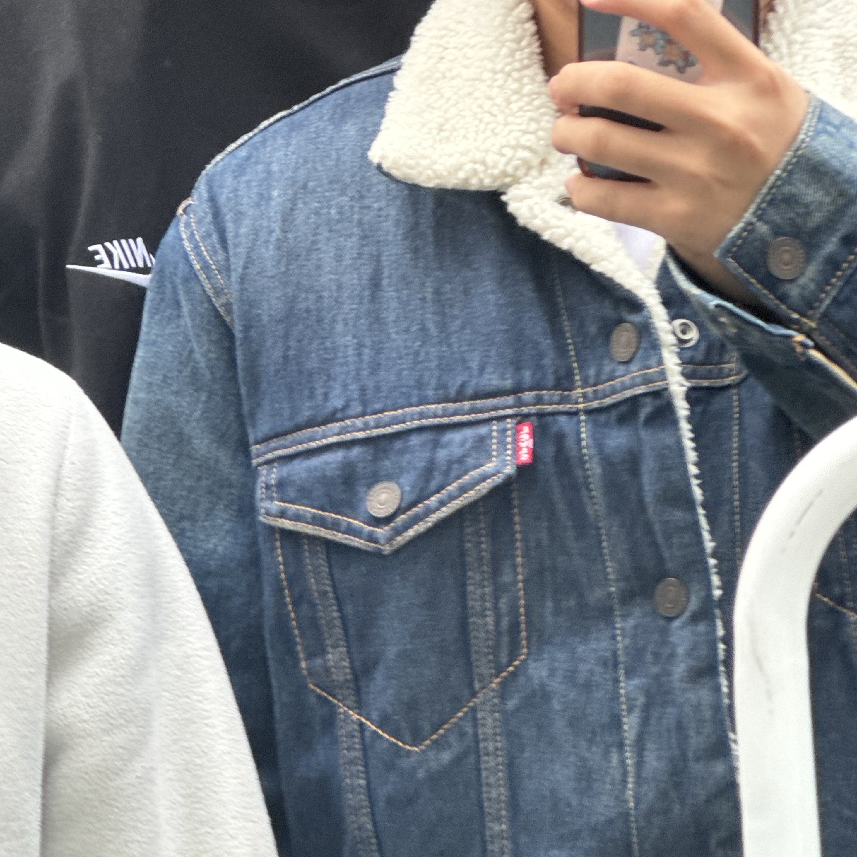 Levi's x Erl Sherpa Trucker Jacket Indigo, Nike NSW Club French Terry Crew Sweatshirt Black - Asia 착용 스타일