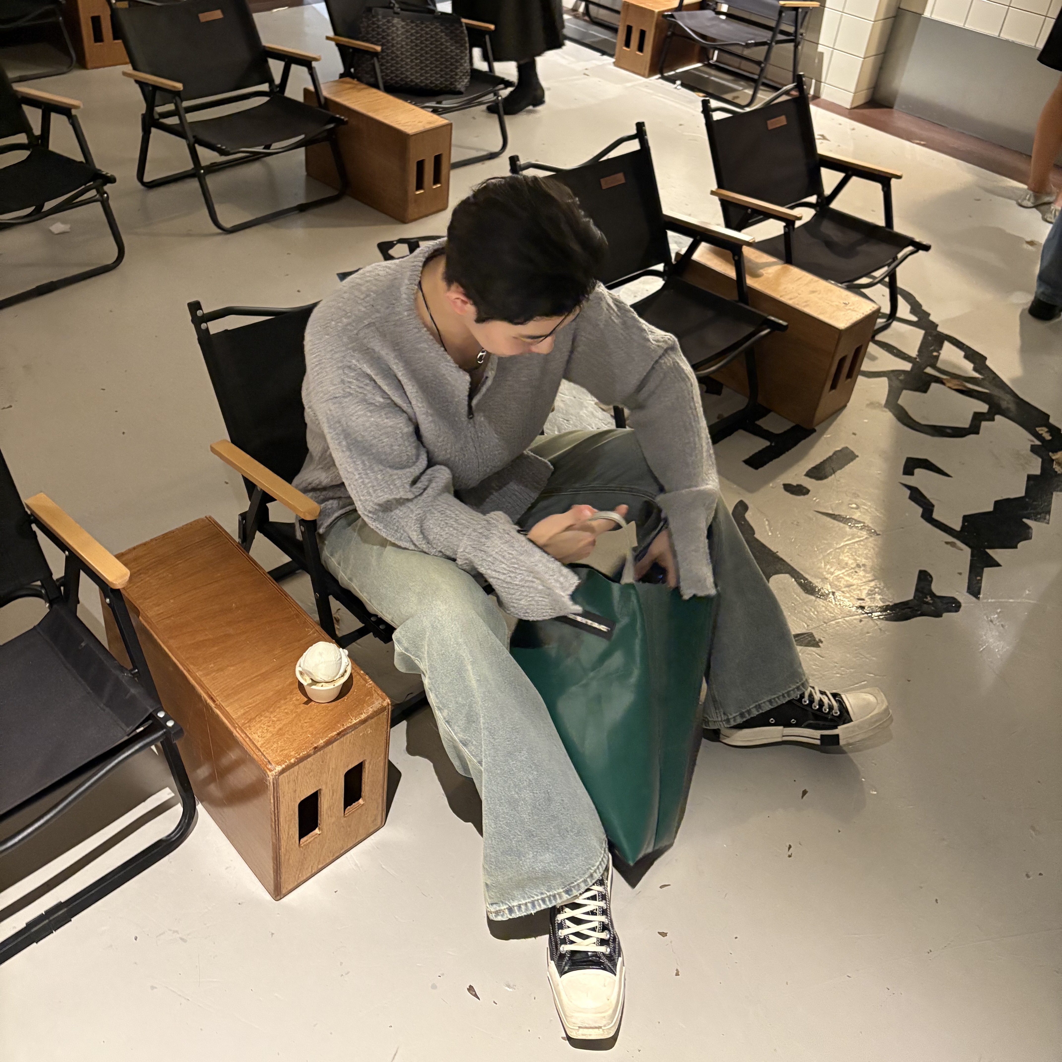 Vacant Archive Neah Knitted Zip-Up Grey, Converse x Drkshdw Turbodrk Chuck 70 Hi Black Lacquered Denim 착용 스타일