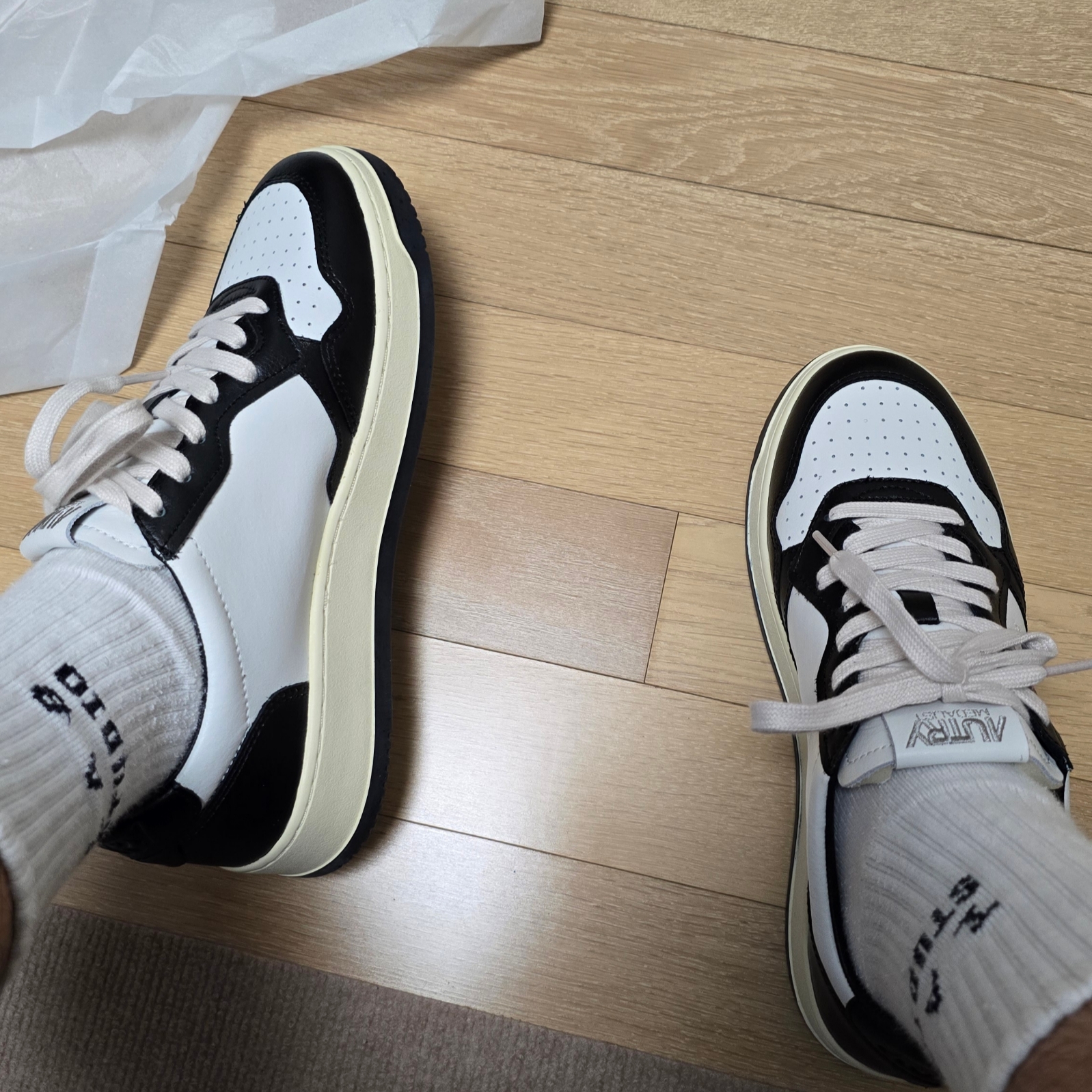 Autry Medalist Low Leather Sneakers Black White 착용 스타일 - 3