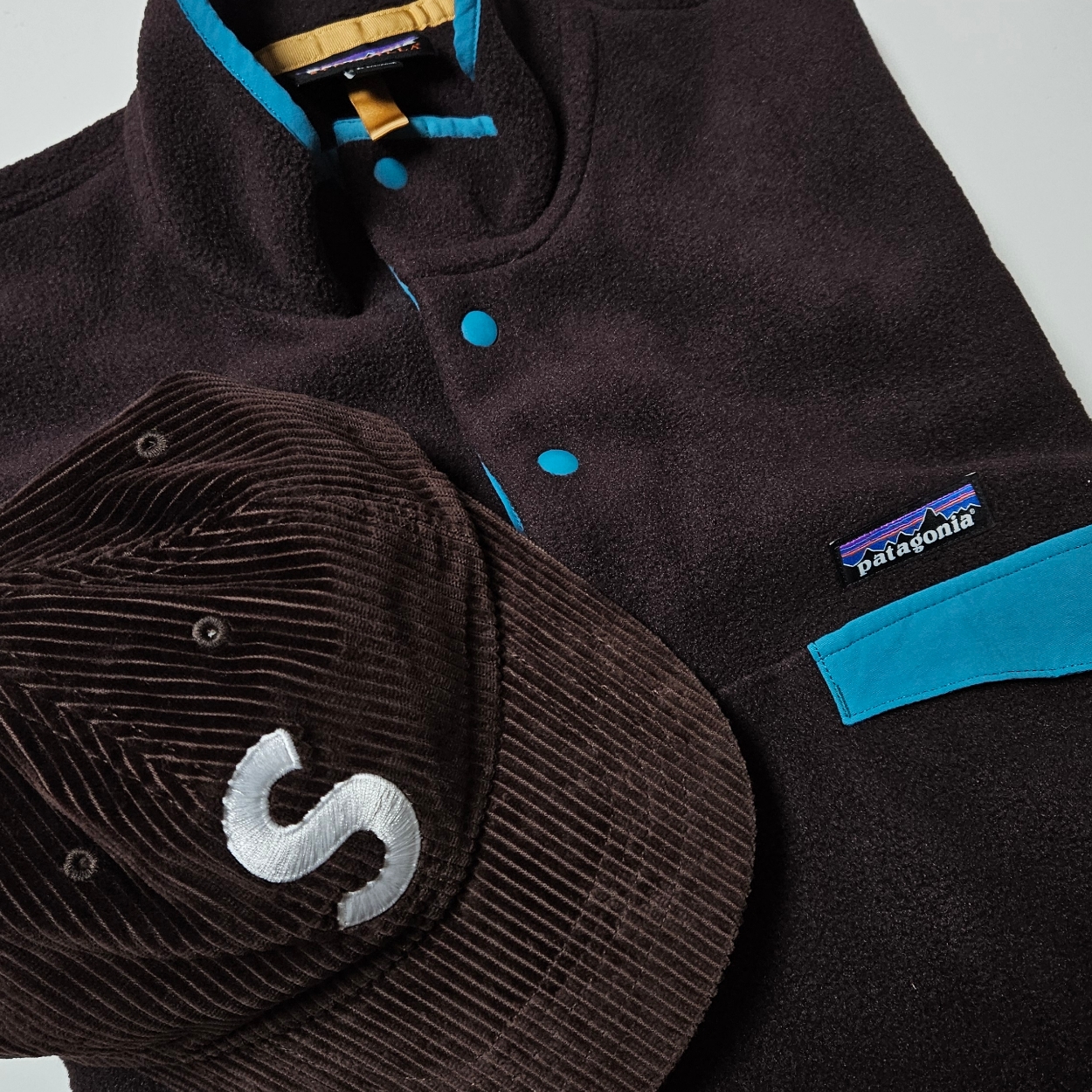 Supreme Corduroy S Logo 6-Panel Dark Brown - 24FW, Patagonia Synchilla Snap-T Fleece Pullover Obsidian Plum 착용 스타일